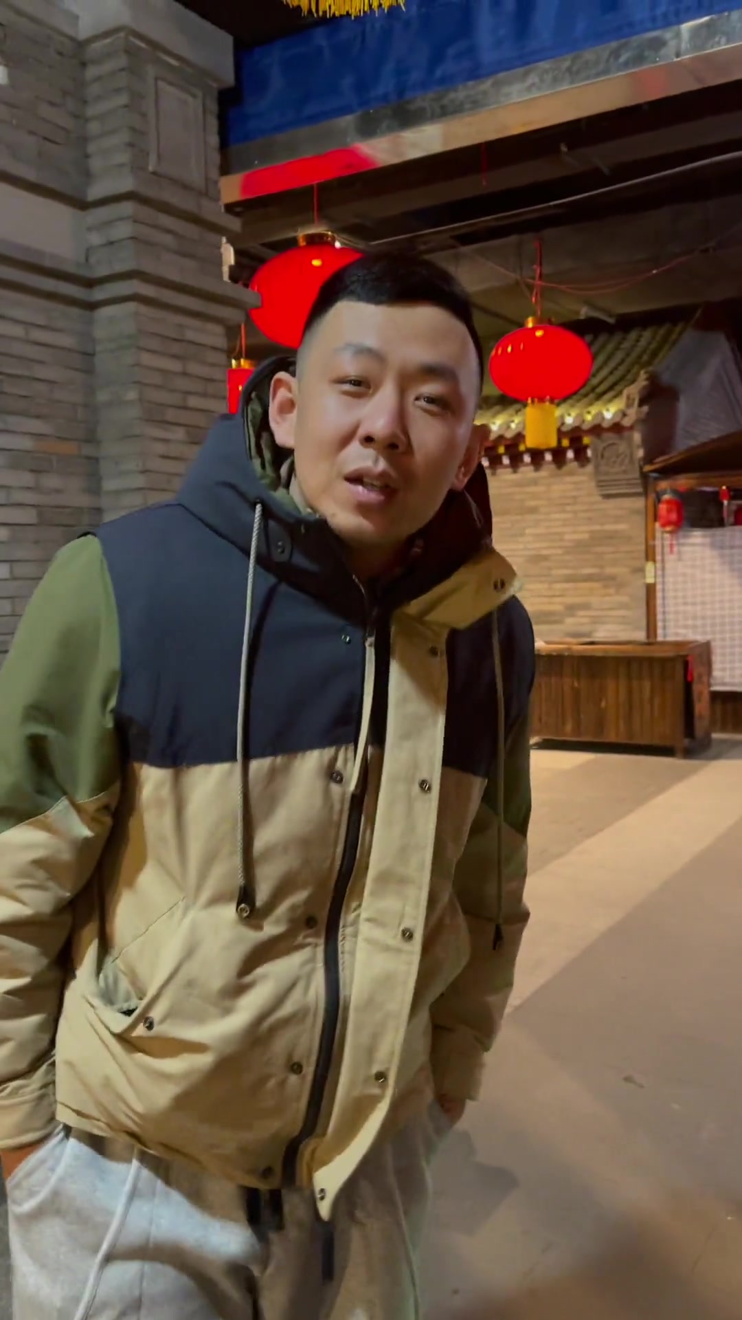 新发型，西装暴徒！汤姆·哈迪