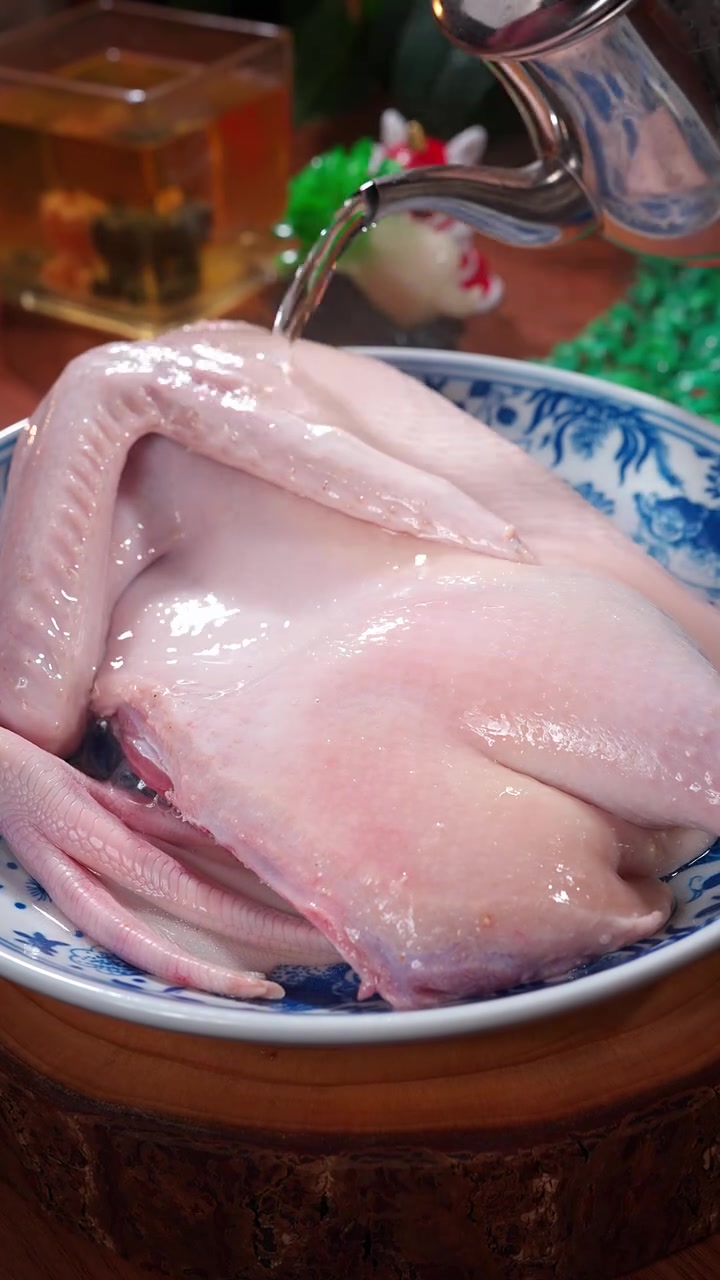 有很多人到现在都还不知道 买回来的鸭子用开水烫一烫 出锅就是一道全家人都爱吃的招牌美食 古