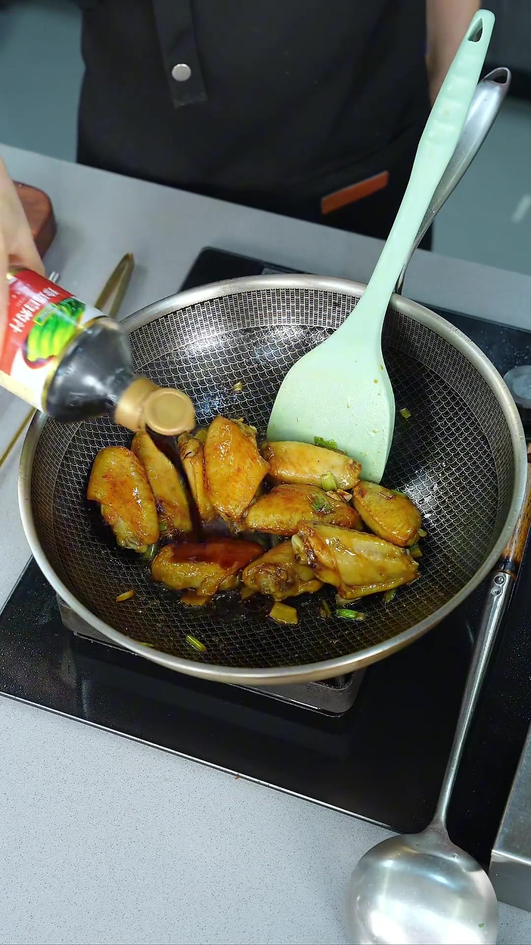 红烧鸡翅色香味俱全，入口滑嫩不腥不柴