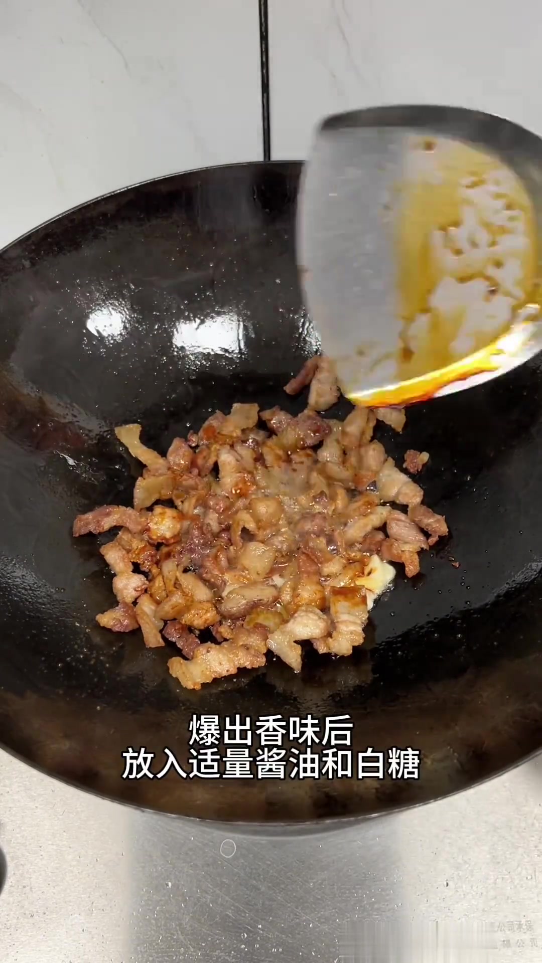 蒜苗炒五花肉，蒜香肉香交融，美味至极