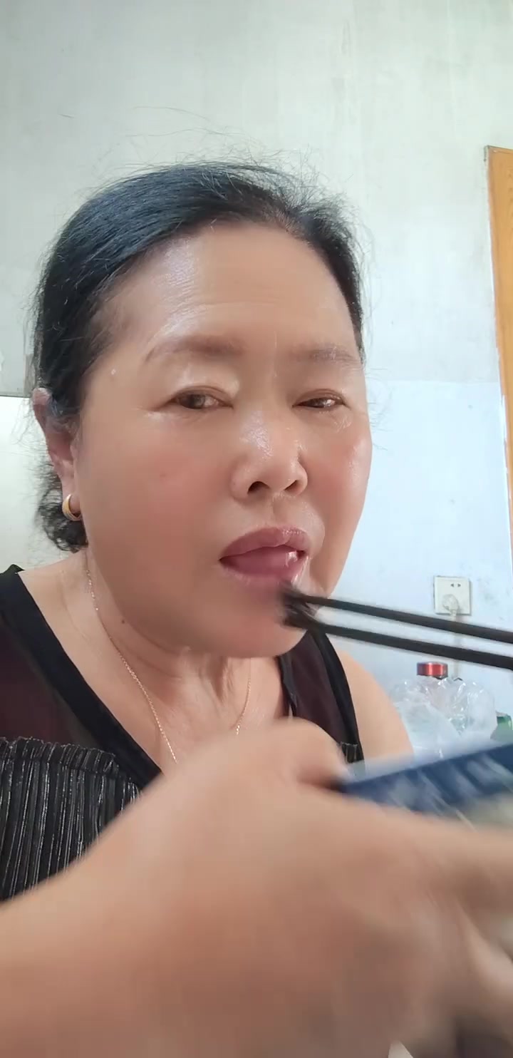 吃饭聊各种食物及琐事冻鱼红椰菜啥的