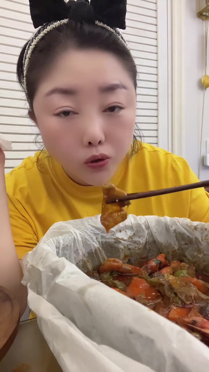 收到酱、纸、小料纸包，牛蛙大虾锅，下酒菜来啦