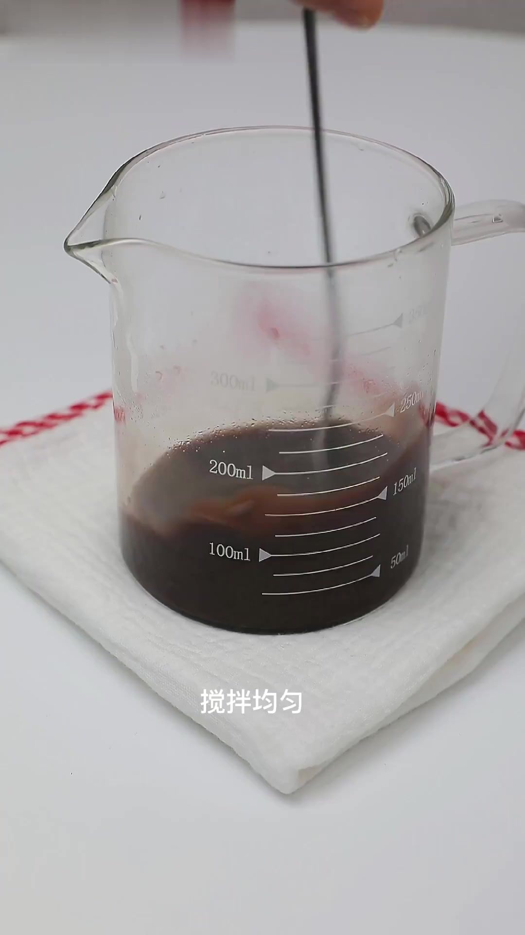 不用烤箱就能做的超浓郁巧克力慕斯蛋糕