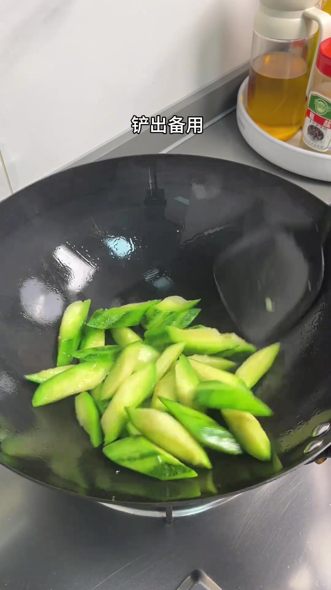 广东经典家常小炒:鸡胗炒丝瓜,鸡胗脆口又有锅气,丝瓜好清甜,非常好吃!