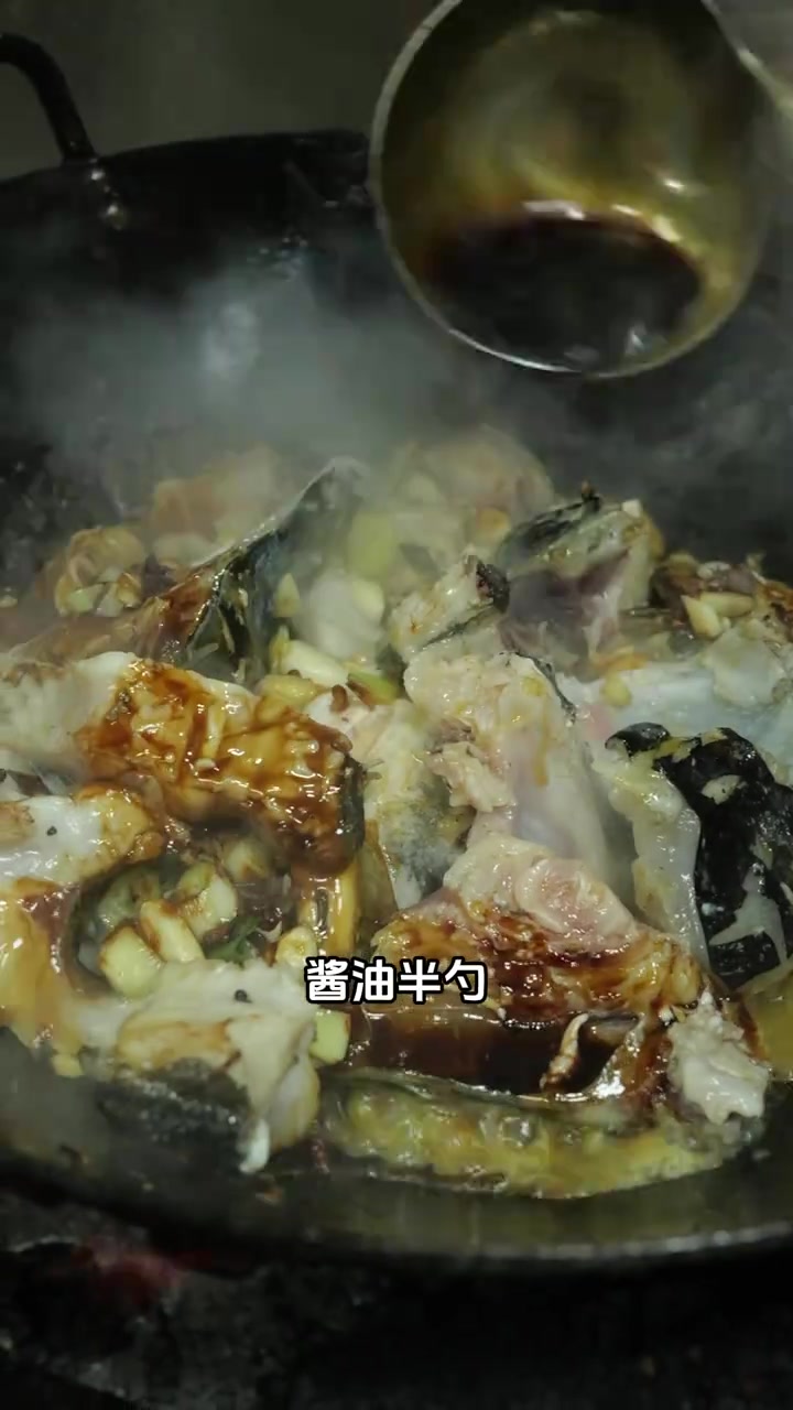 鱼头捞饭，天目湖鱼头做出来就是鲜，没有一点滋泥味！好吃的很