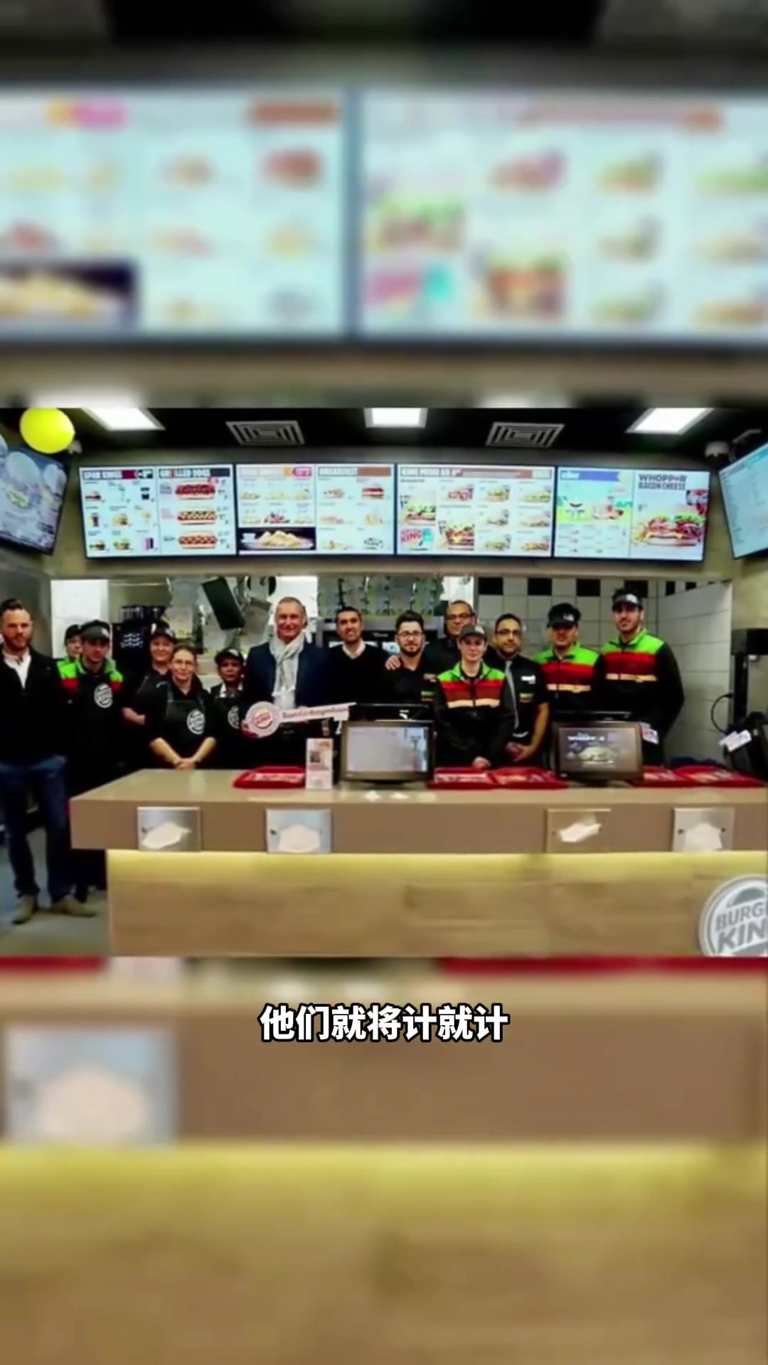 国外一汉堡王员工故意挑衅食客,结果正义虽迟但到