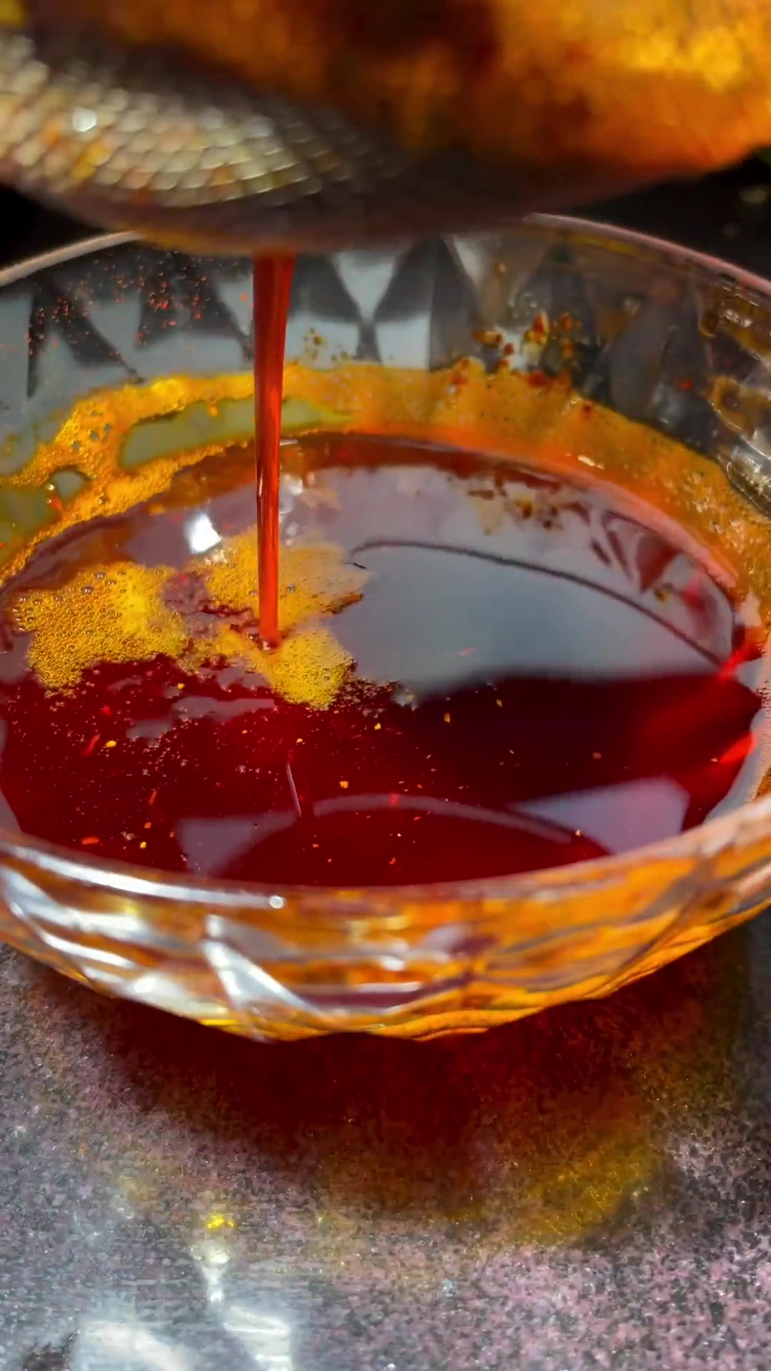 椒麻鸡要用会下蛋的鸡，肉汤浓香肉质紧实