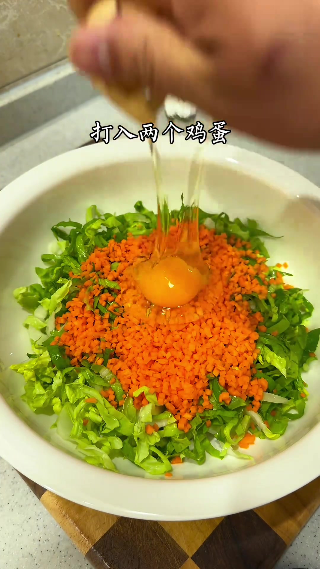 给孩子蒸的菜窝头香软好吃,配外婆菜炒鸡蛋