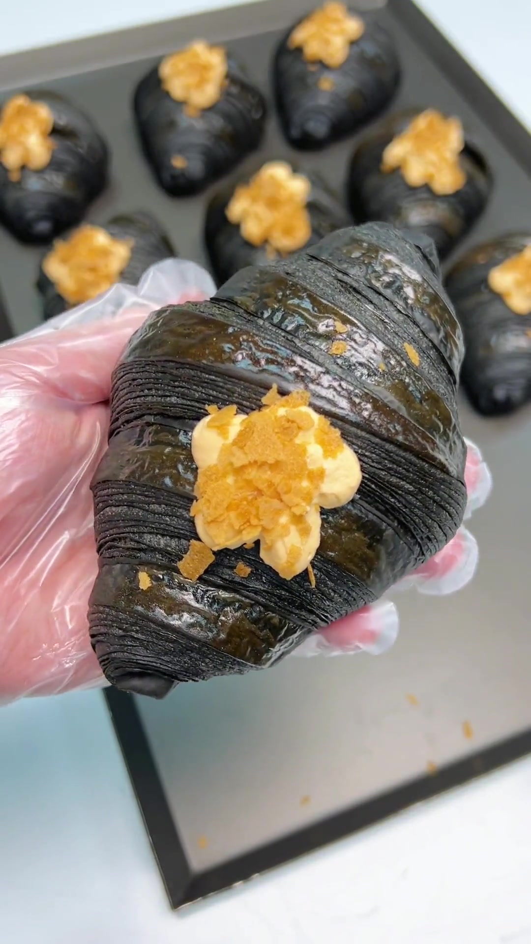 冰冰凉凉的泰式奶茶爆浆加上酥掉渣的外皮，就是这款雪吻泰茶可颂