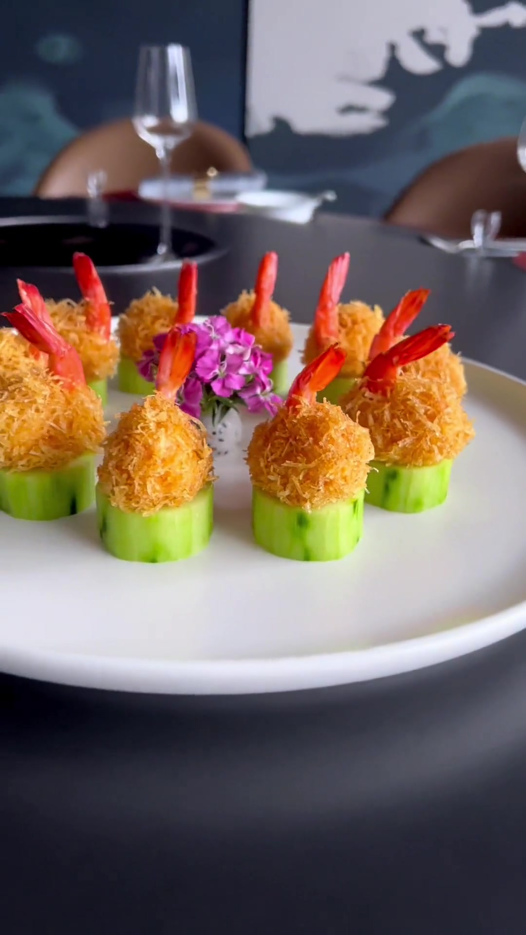 给大家分享一款无需油炸，而且口味颜值都在线的餐前冷菜（金丝沙律虾）