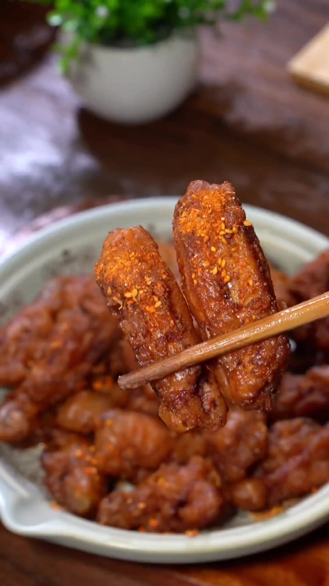 以前妈妈用炸酥肉待客,今做蒜香鸡翅也很棒