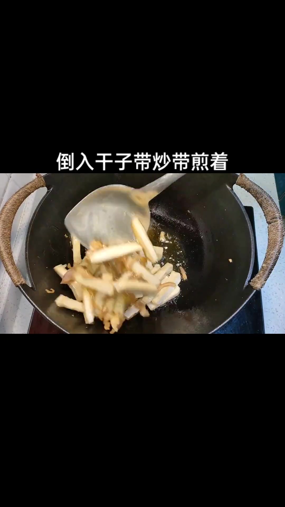 妈妈说春天宜多吃蒜,咸肉大蒜炒干子安排上!