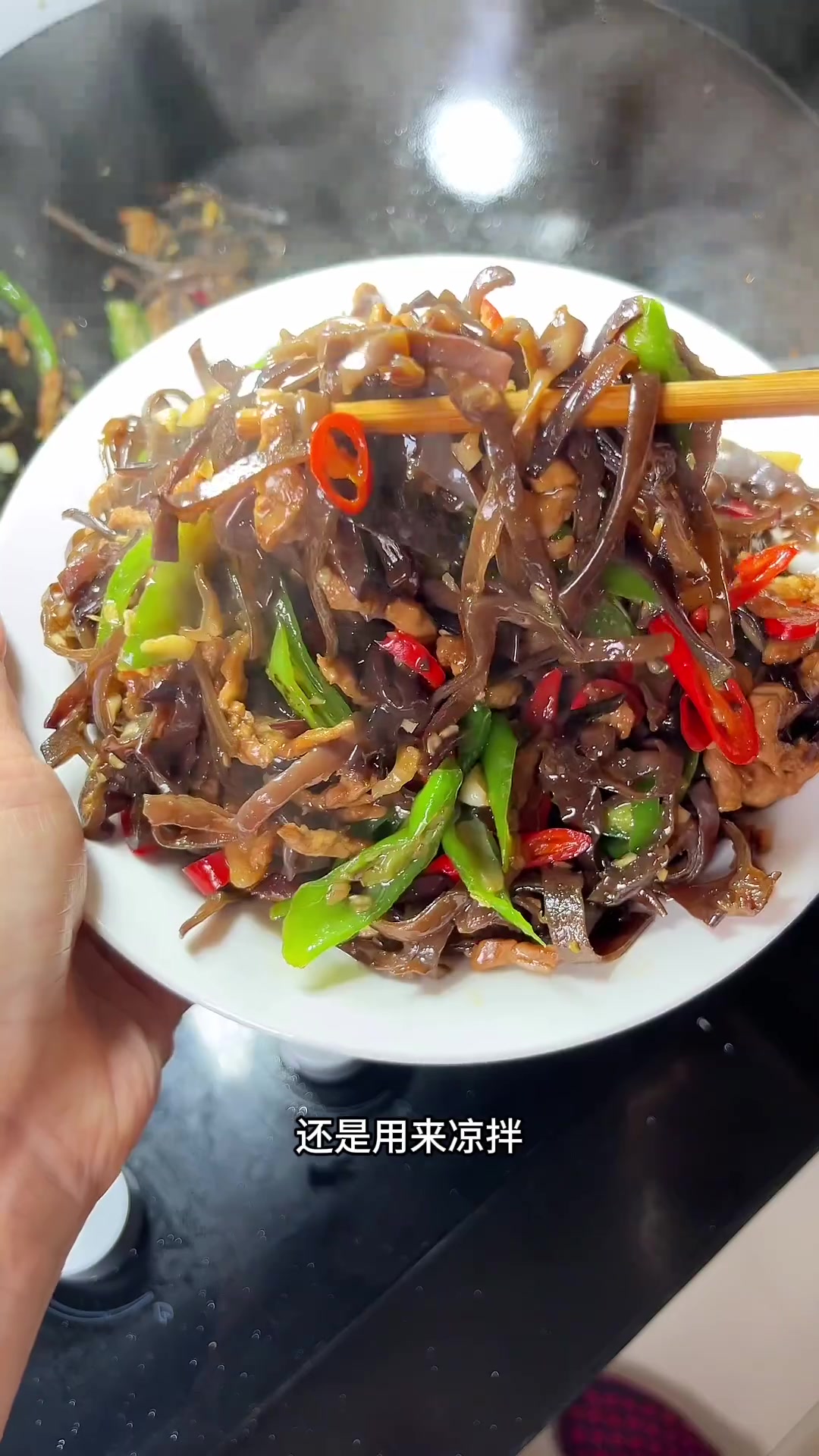 这样做的青椒木耳炒肉丝又脆又嫩超下饭！
