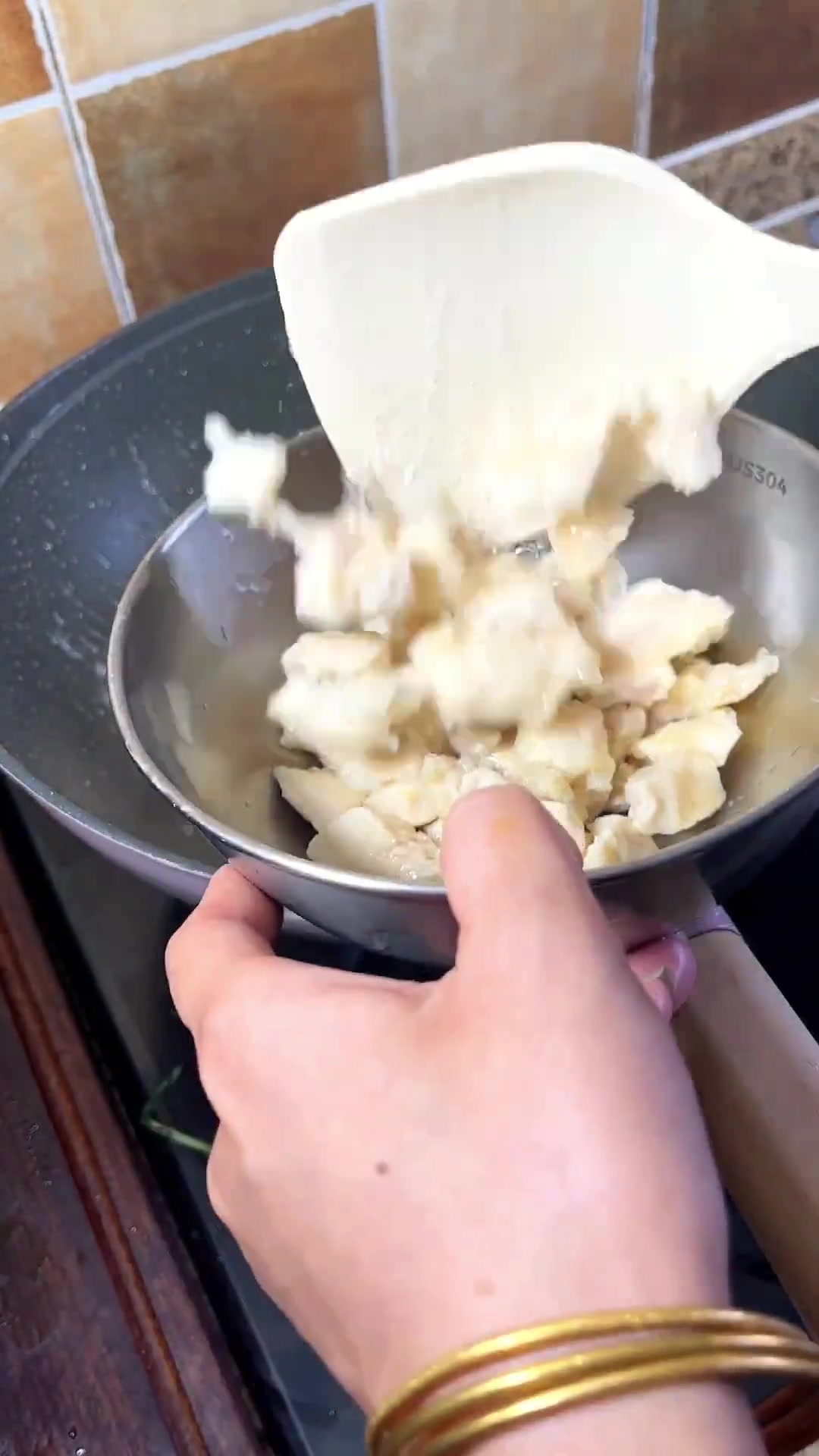 趁周末时间在家给孩子做了宫保鸡丁盖浇饭，简直把全家人香迷糊了