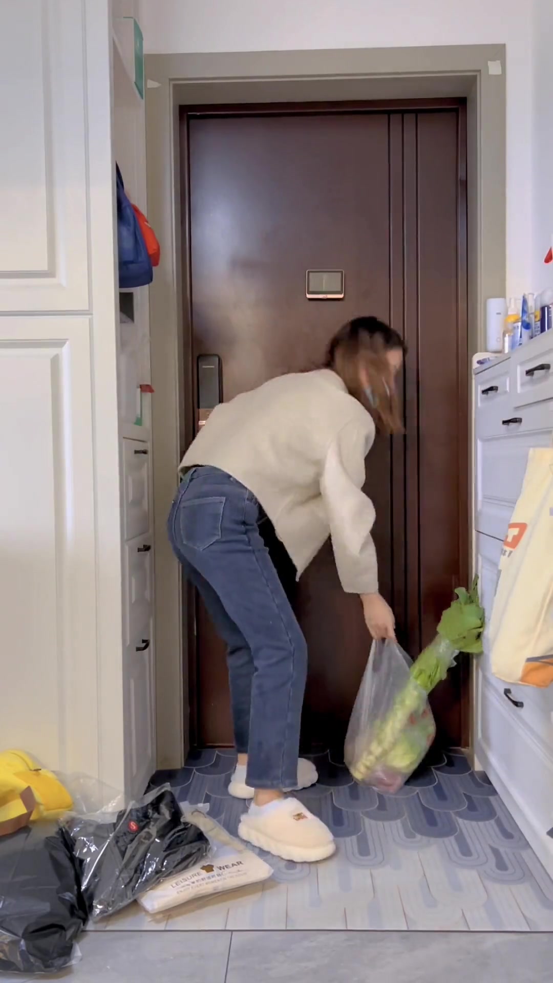 两个孩子终于通知要开学了，激动的心呀……今天给他们做了简单好的「肉末土豆盖浇饭」，平凡人的