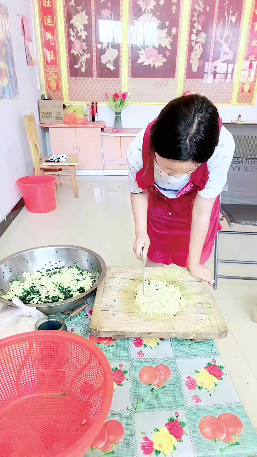 摄影师弟弟与厨师姐姐包饺子,帮妈妈减轻负担