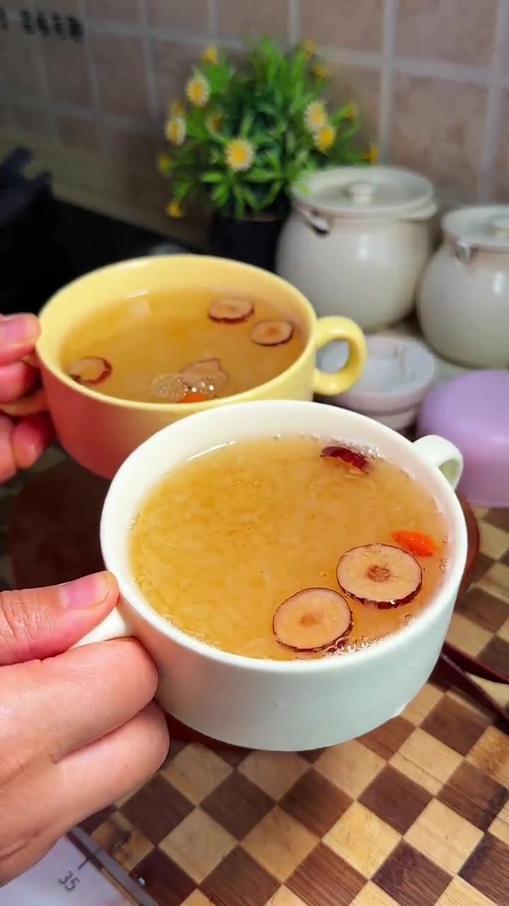 外卖小哥今日份饭菜：香辣猪蹄+夜市炒米粉，猪蹄这样做真的很好吃