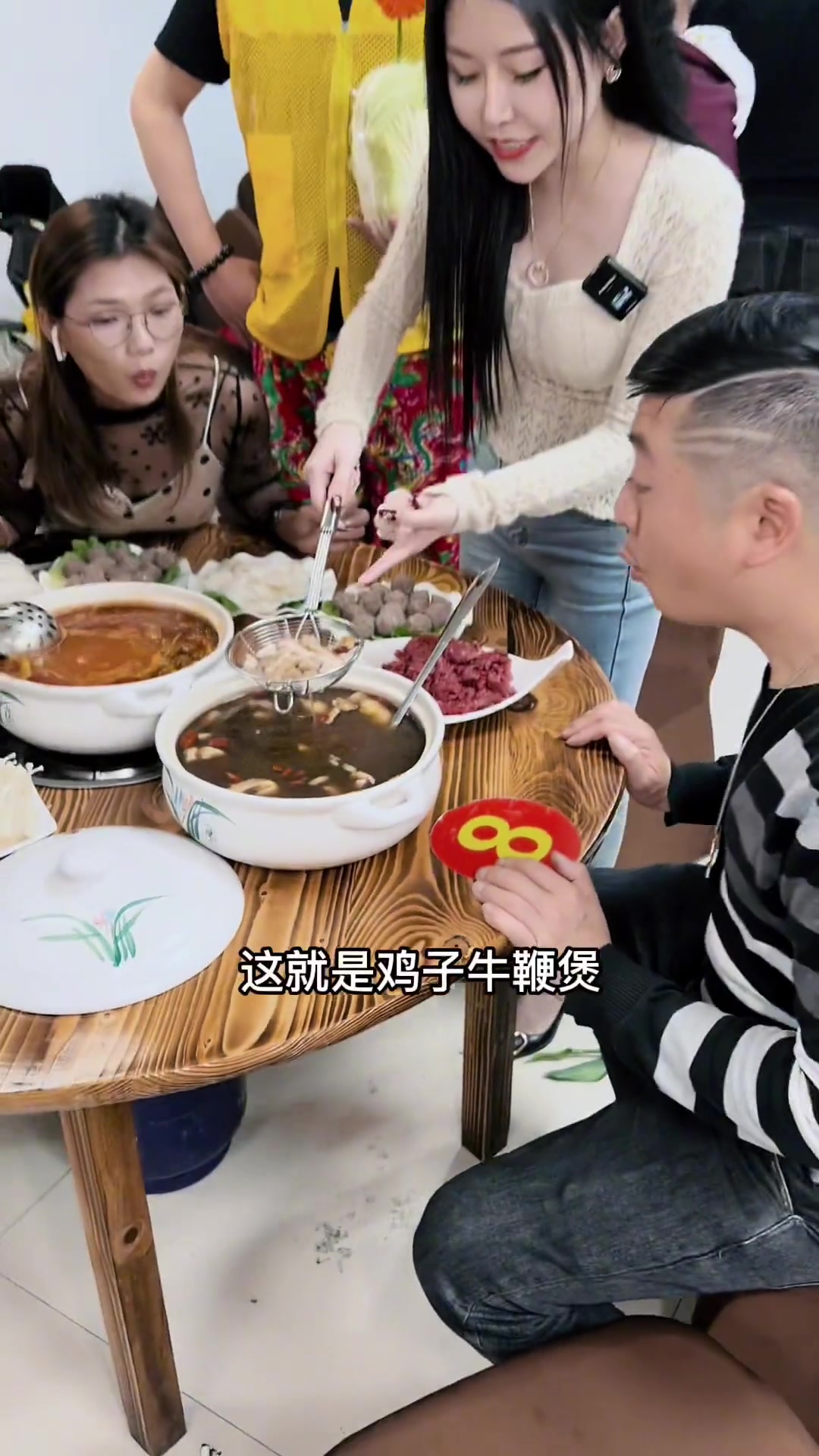 请粉丝尝牛鞭鸡子煲、酸汤牛肉，口味超棒！
