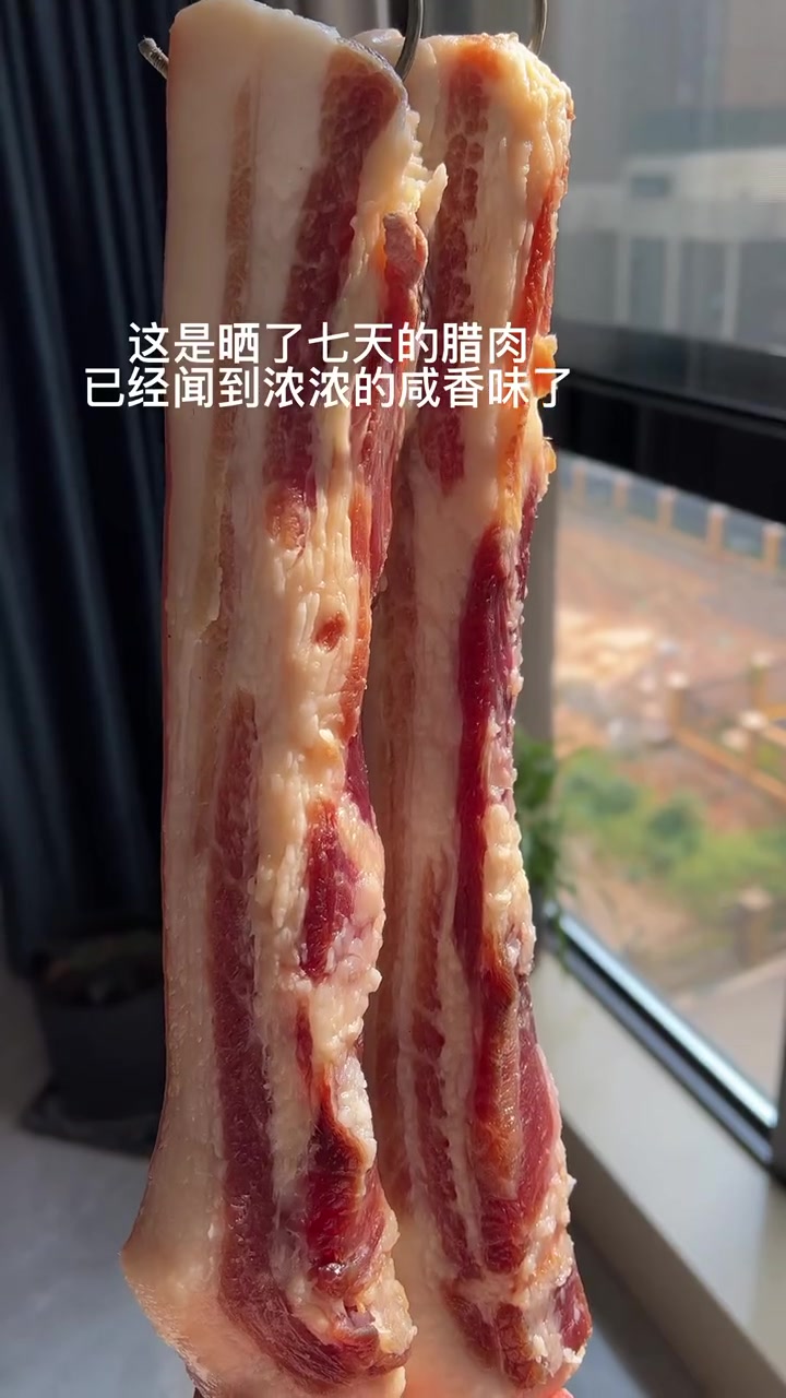 想吃腊肉一年四季都可以做，只需腌制三天晾晒七天就可以吃，晒好的腊肉非常香