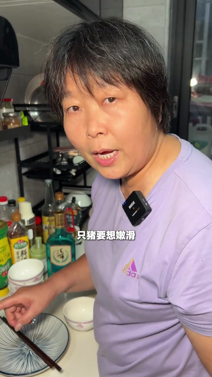 今天教大家顺德名菜四杯鸡，只需要简单的四碗调料，就能做出美味的鸡肉！