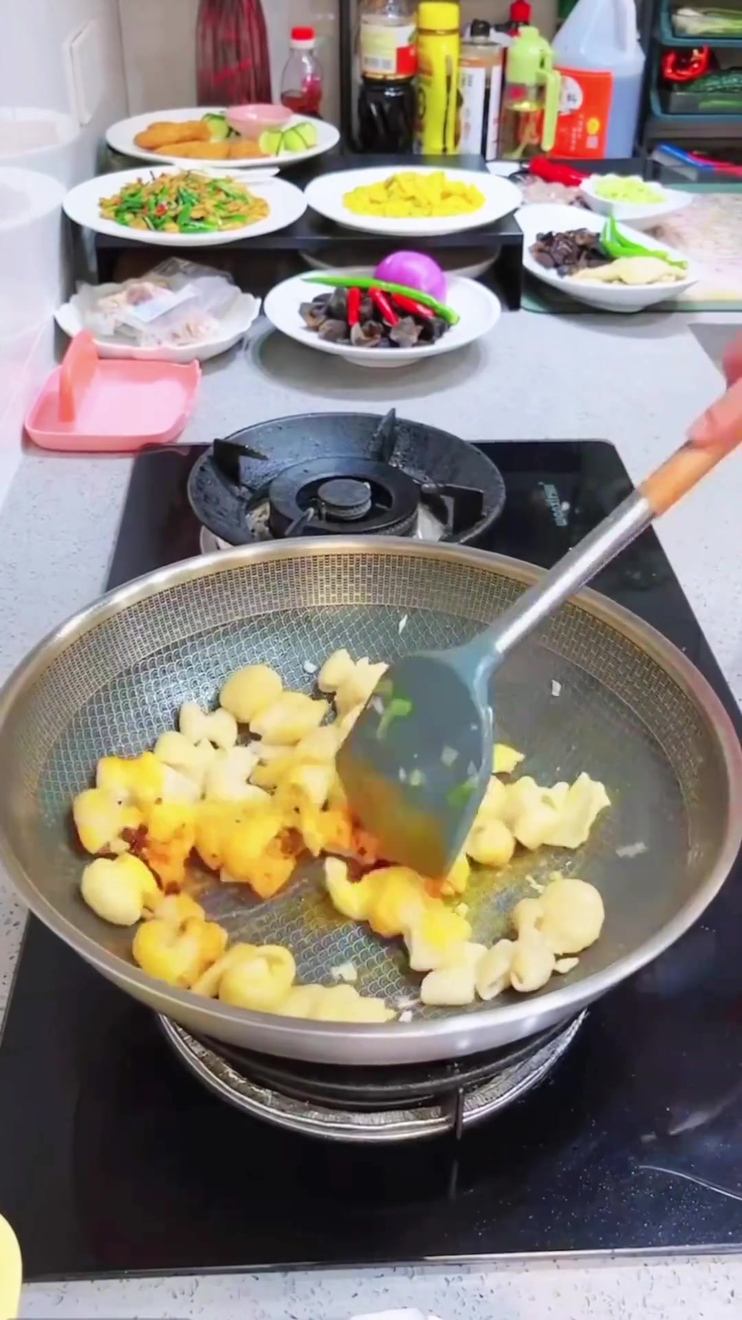 青椒炒肥肠：不腥不腻的家常爆炒做法