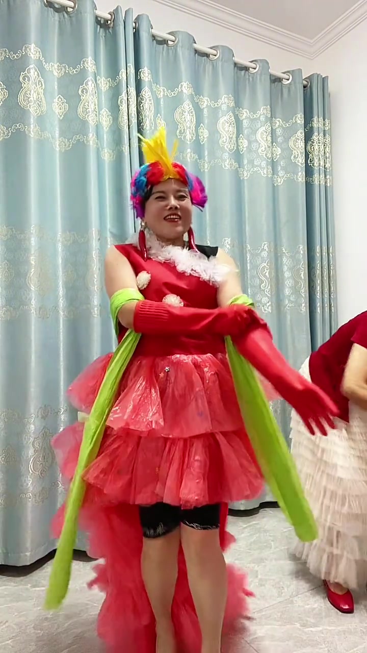 亲爱的家人们晚上好！姐妹俩自制的无纺布、垃圾袋鱼尾蛋糕连衣裙好看吗？