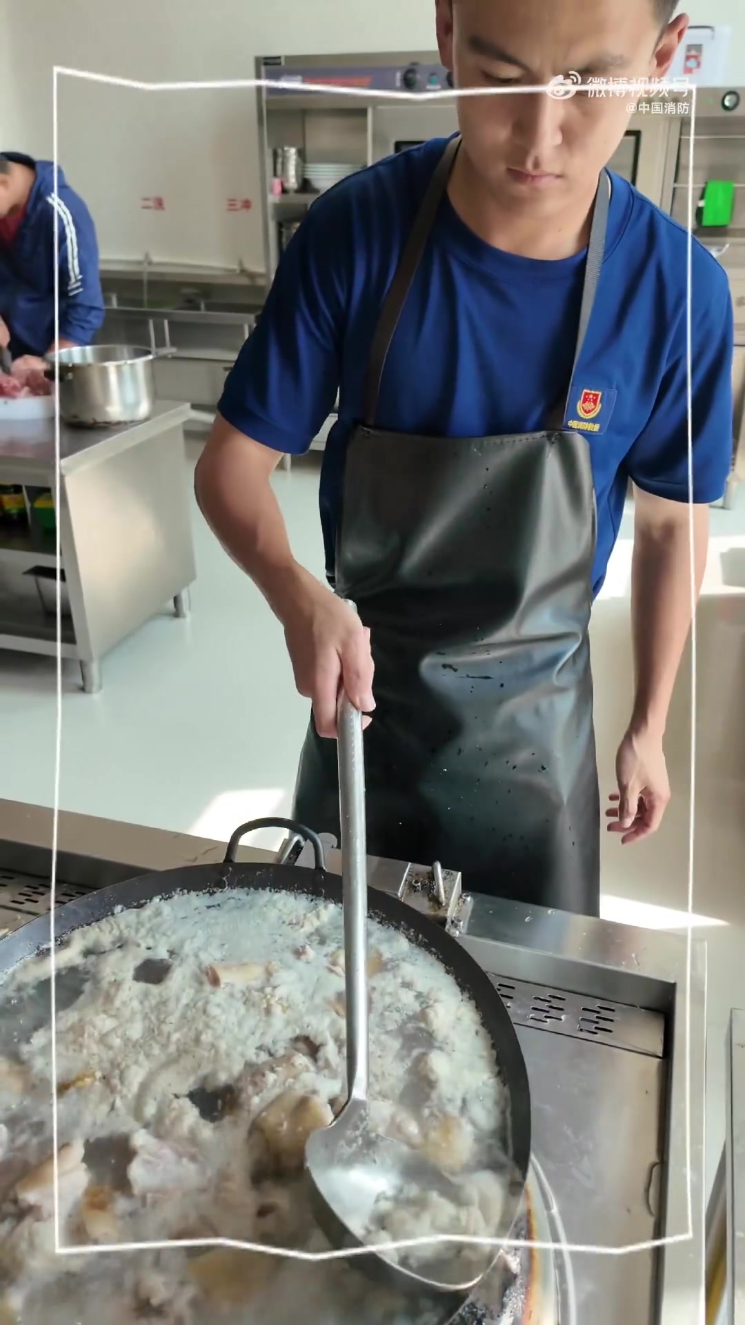 炖起猪蹄，厨房飘的肉香快把人馋晕！开盖那刻绝了，酱色均匀裹着皮，筷子轻轻一戳就裂，看着就下