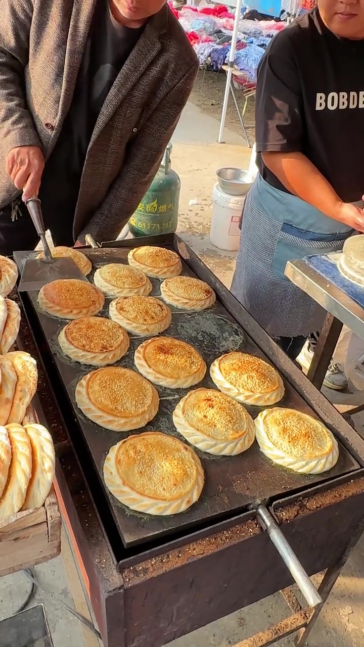 六排火烧饼炉,炉火匀,钢板尺寸及六个灶,效果好
