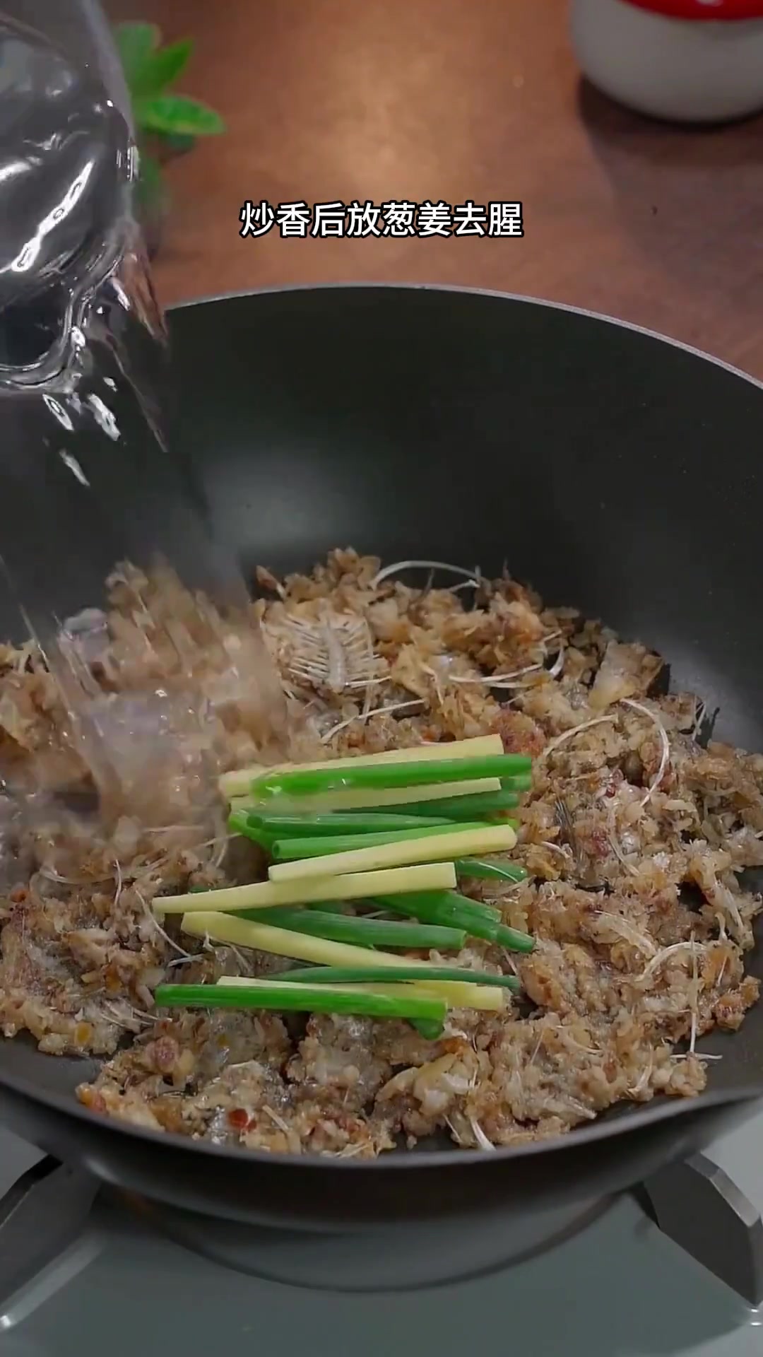 饭店鲫鱼汤好喝的秘诀，正确做法来啦