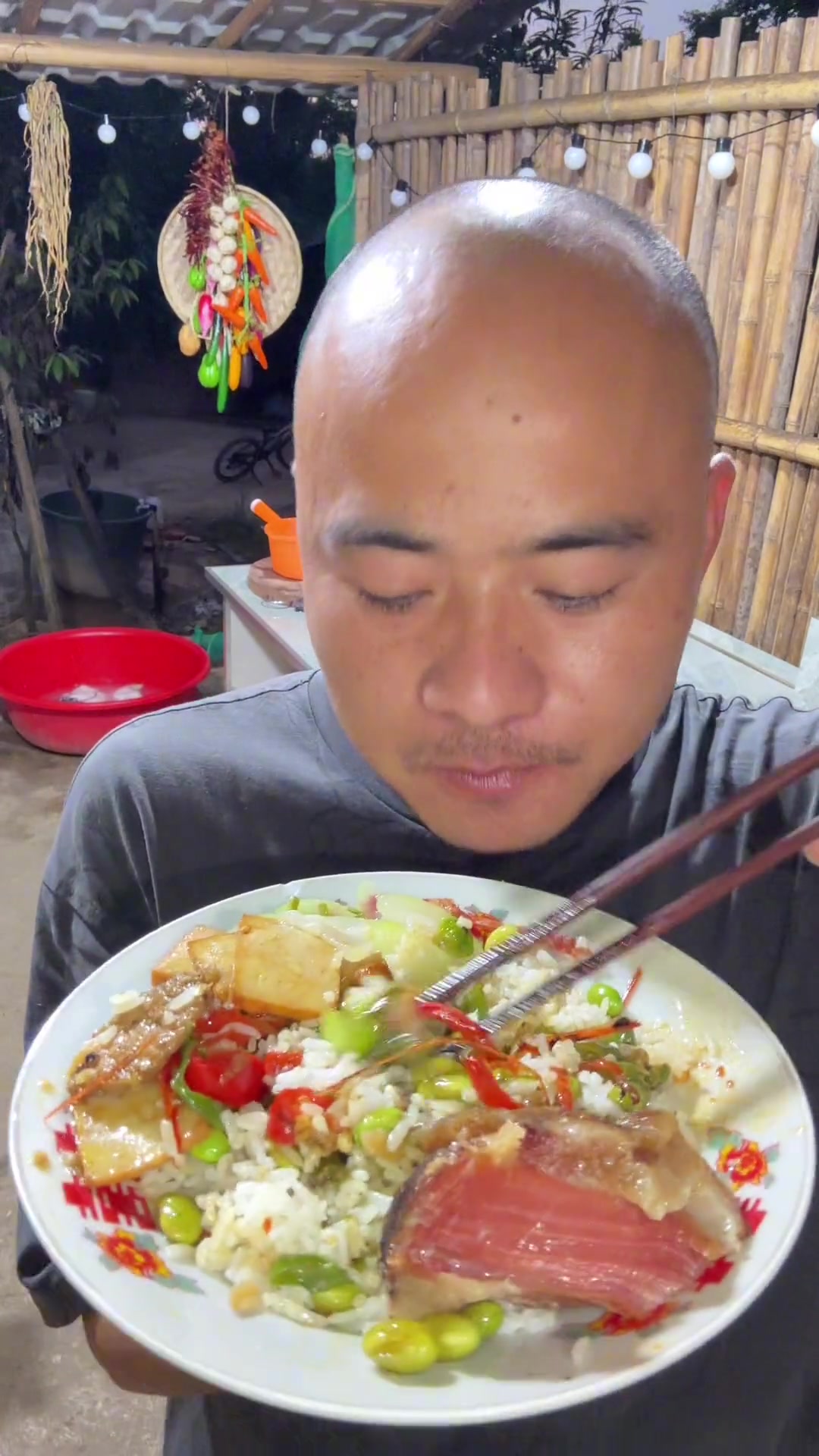 热天晚饭吃腊肉香干大口吃肉超过瘾