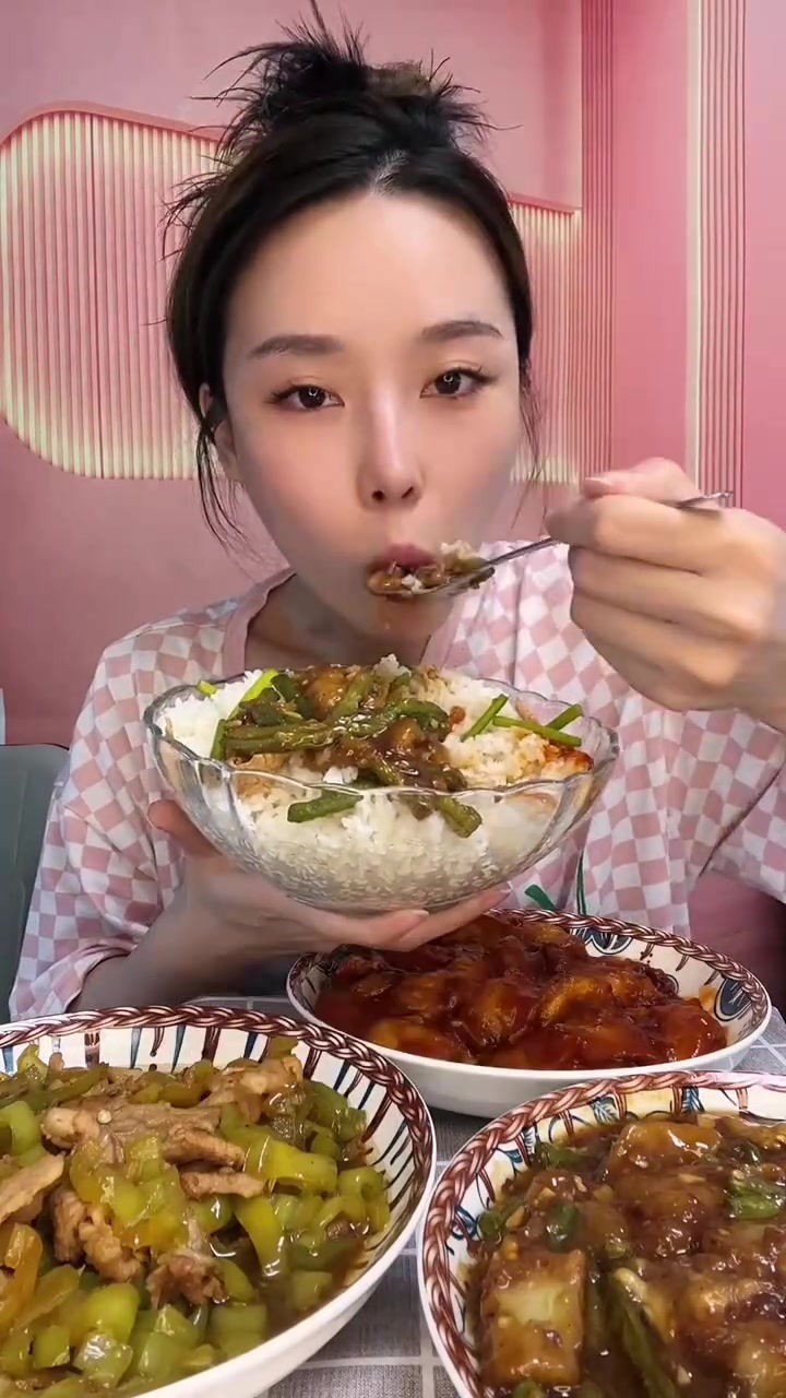 干扁豆角豆角茄子辣椒炒肉开饭啦