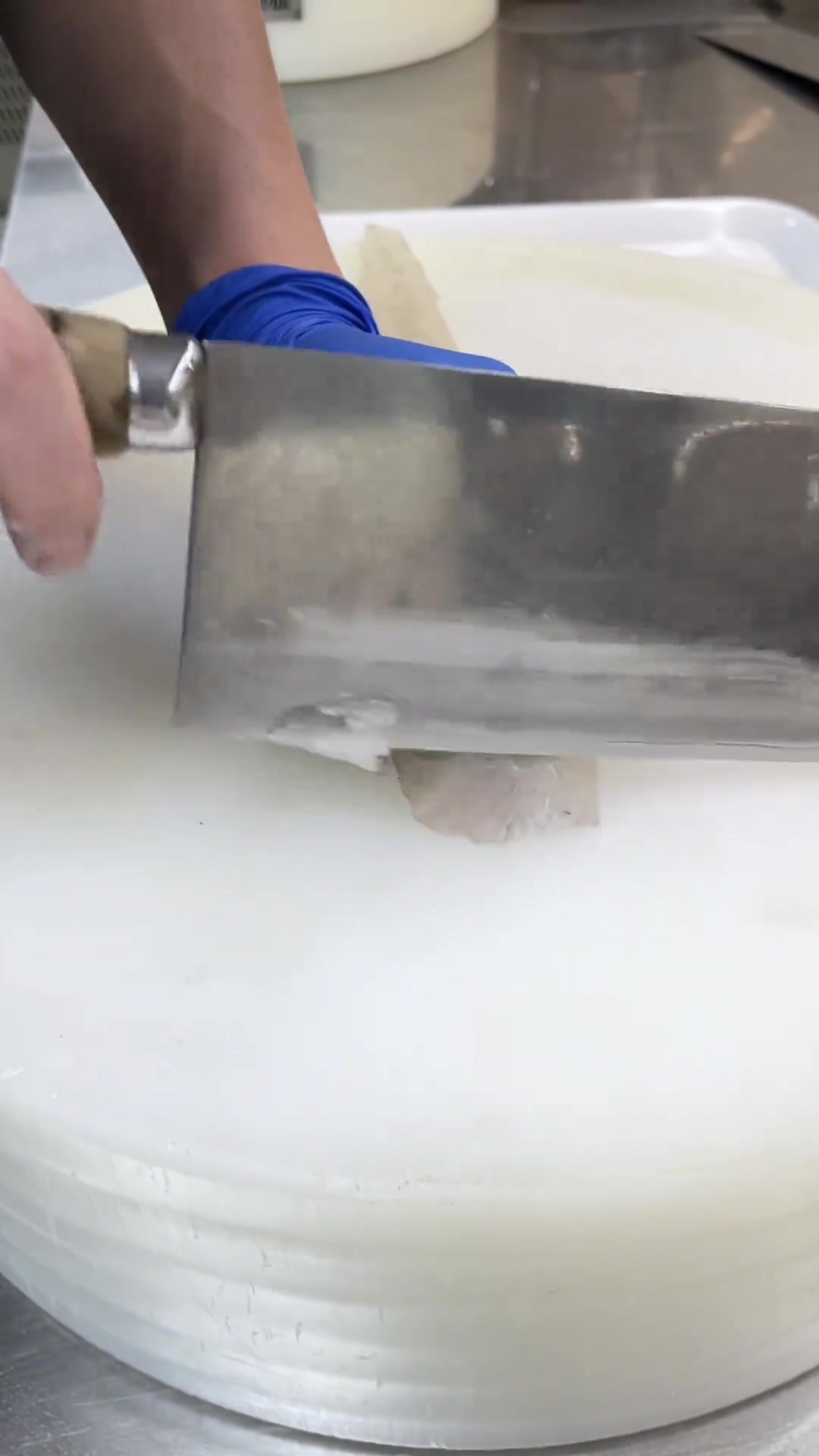 今天客人要求这位师傅做顺德美食鱼生