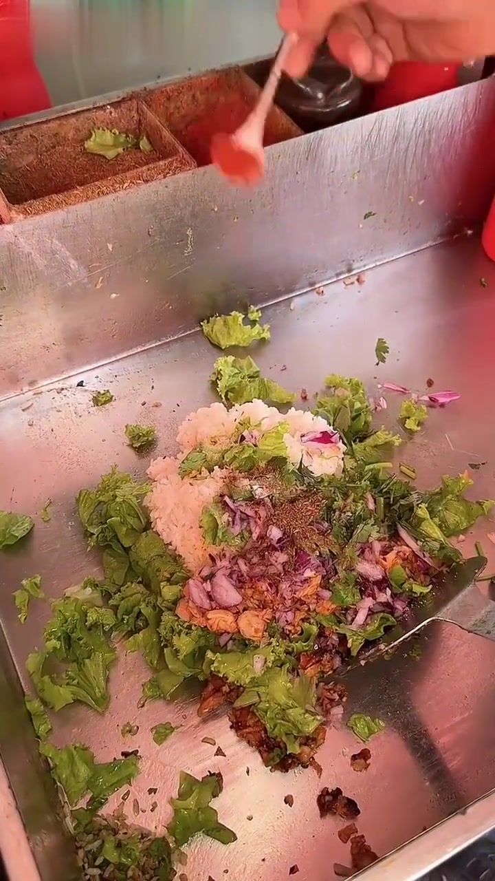 东北街头满满一碗全是肉的烤肉拌饭!香迷糊了