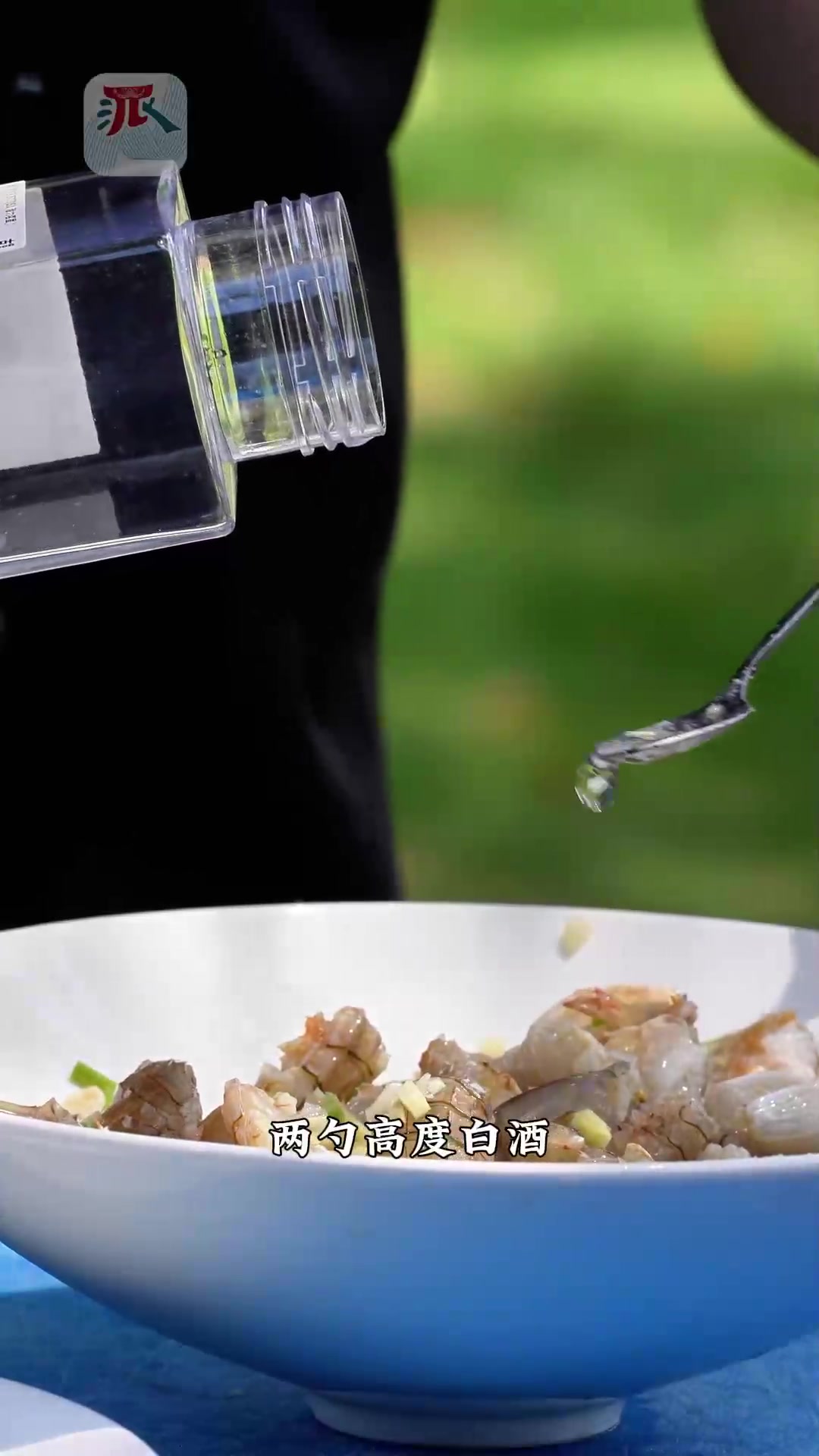 呛虾蛄,是一道宁波特色的生腌美食,和呛蟹一样,因其生猛的特质和咸鲜的风味,深受宁波人喜爱。