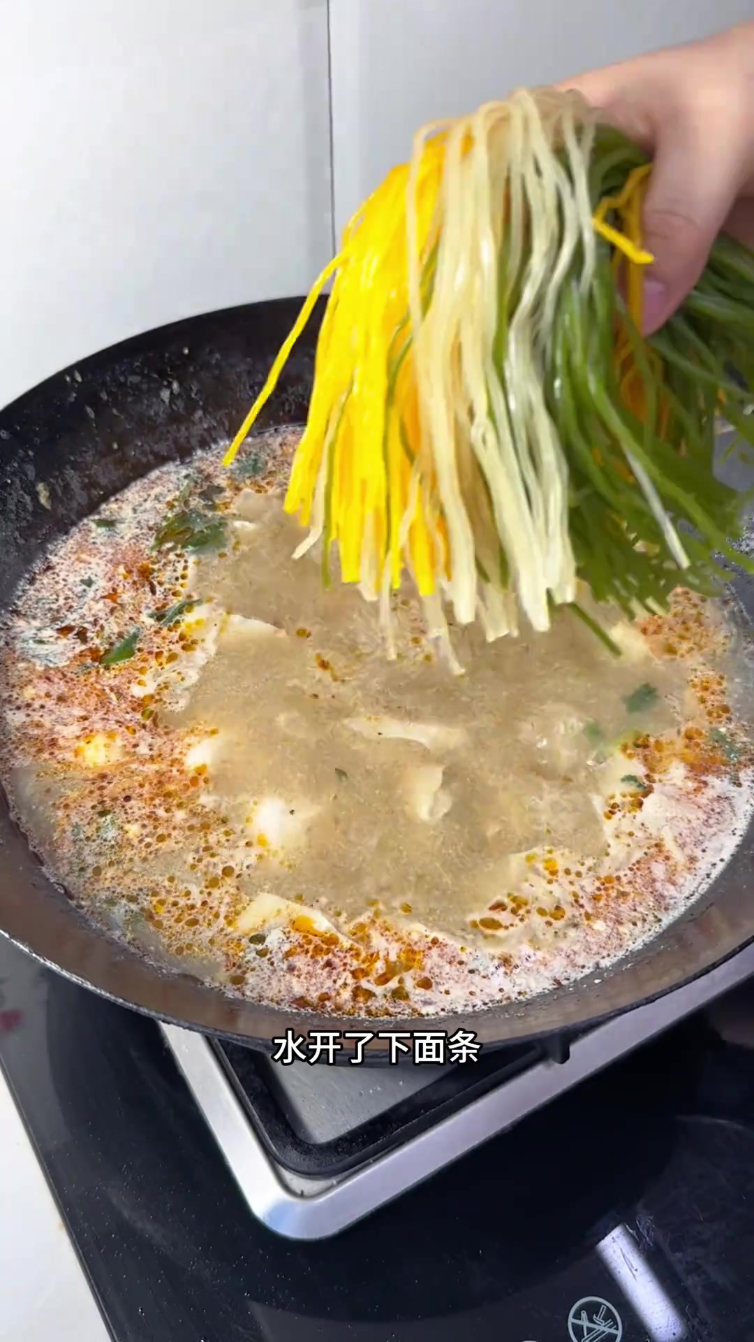 在家自制李海龙麻辣烫，一家三口吃得超满足！