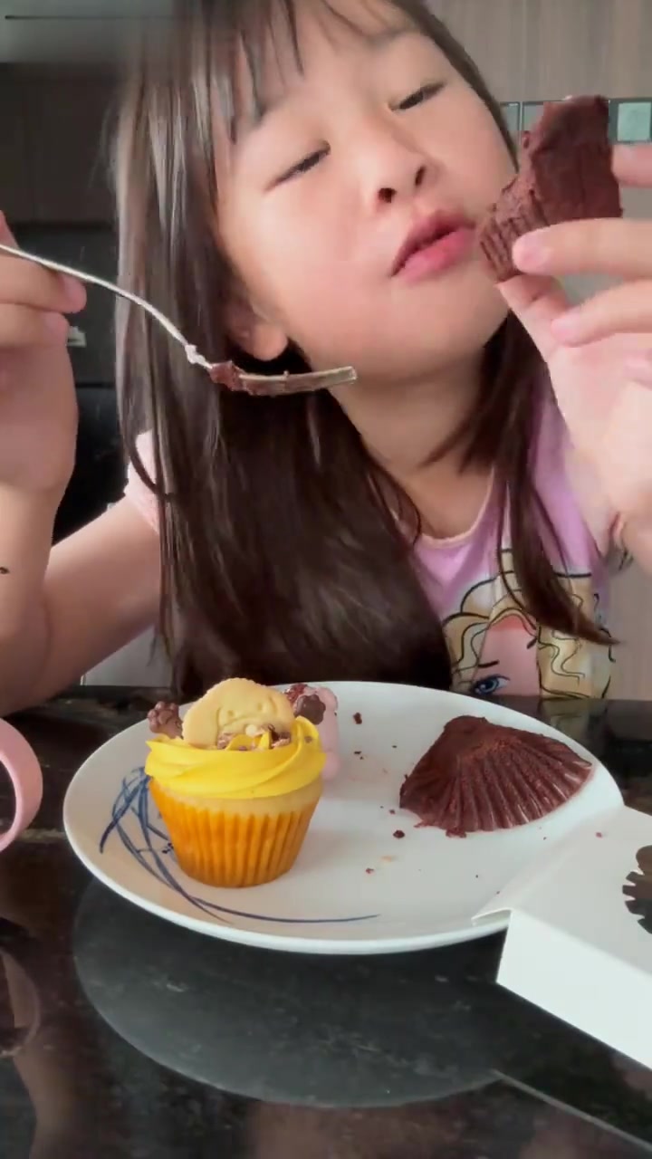 今天吃俩小蛋糕，竟吃出表情包，哈哈哈哈