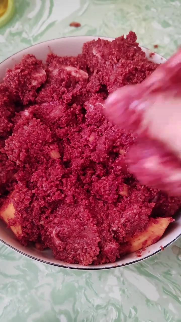 今天分享一道我们湖北人喜欢的粉蒸排骨。有喜欢的吗？