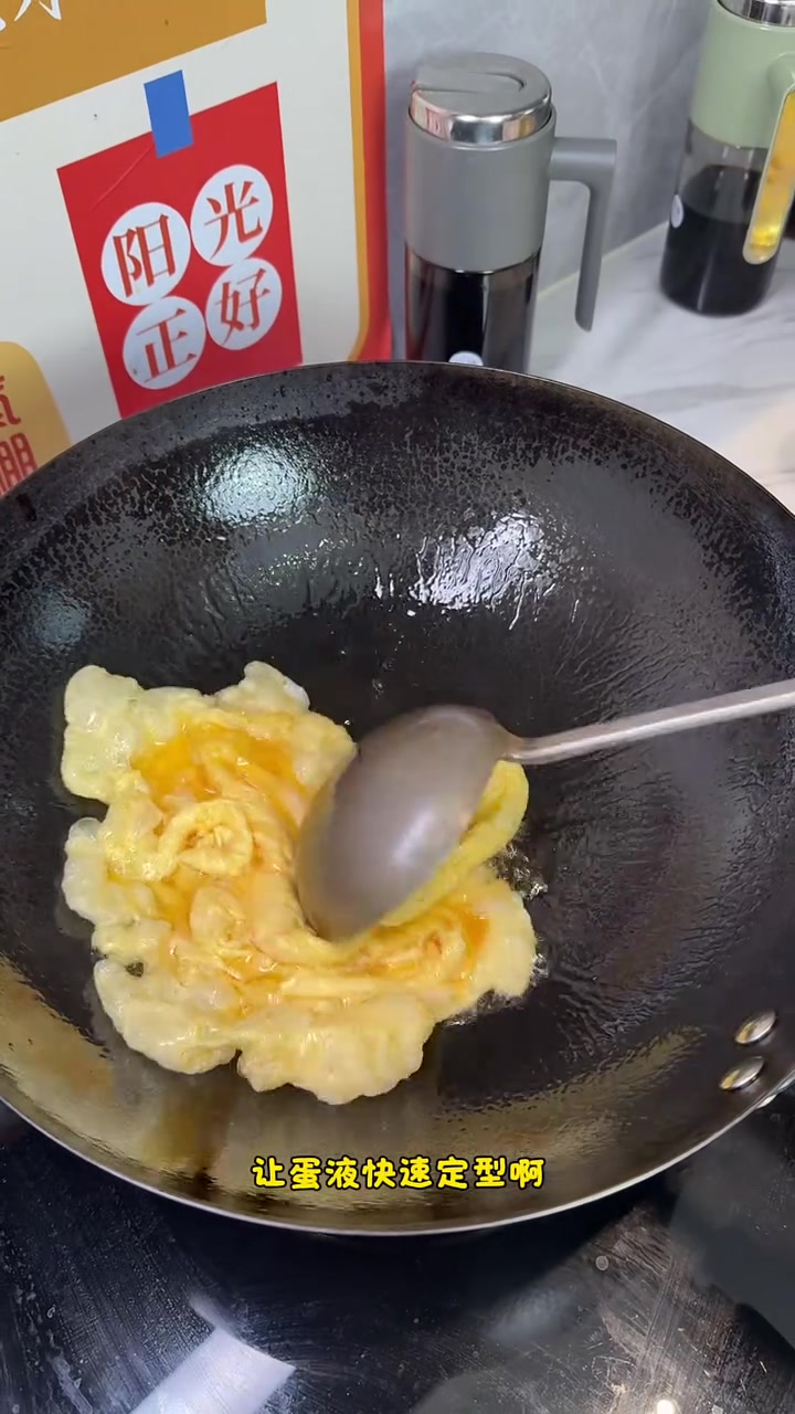 鸡蛋炒粉皮像我这么做 粉皮筋道爽滑，鸡蛋吸满了汤汁 全家人都爱吃