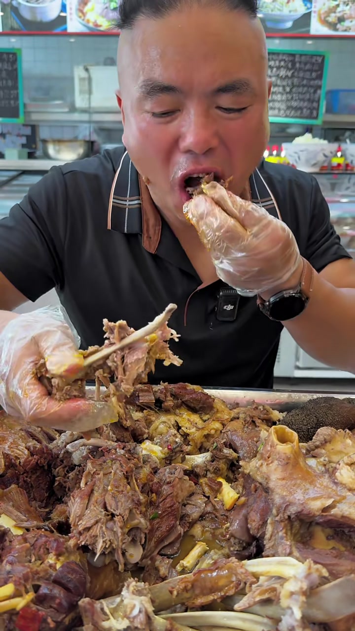 今天挑战羊肉拼盘，老板说吃完奖励两万