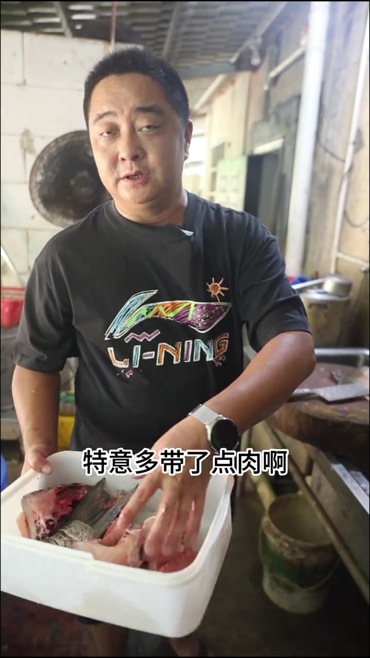 水煮新鲜草鱼，只要鱼的品质好，简简单单的做法，就可以把鱼汤煮出牛奶色，而且汤汁特别鲜美！