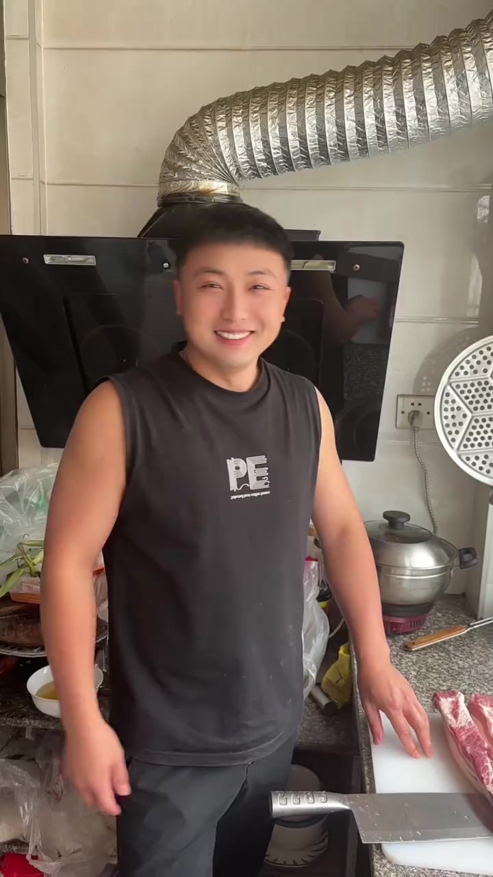 ．人间烟火味＇最扶凡人心，生活不仅要吃甜头，还要大口大口吃肉……嘴里有肉＇生活才叫享受