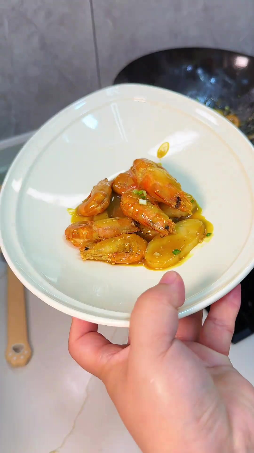 四人午餐日常：咖喱年糕虾、香煎比目鱼、炒香干……