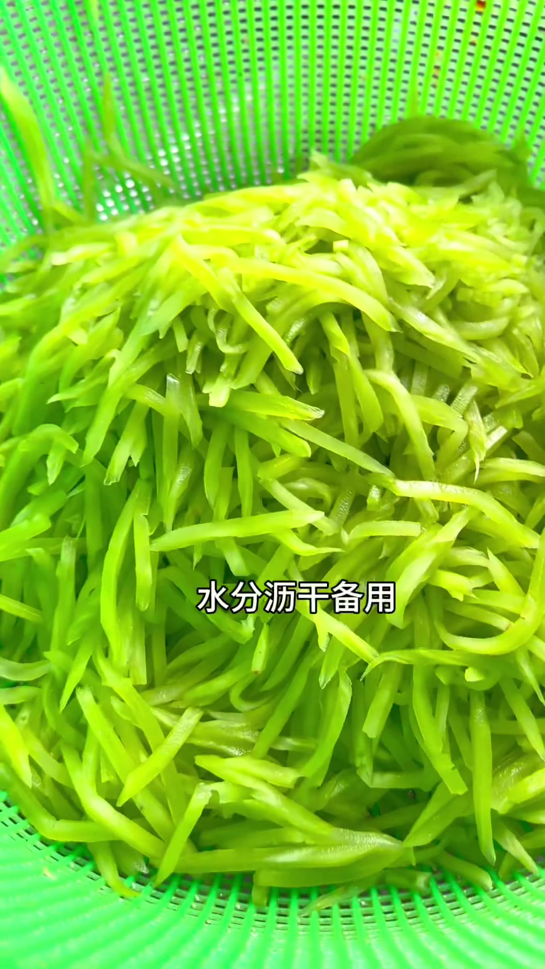 大锅菜莴笋别直接炒，多一步骤，清脆翠绿不出汤！