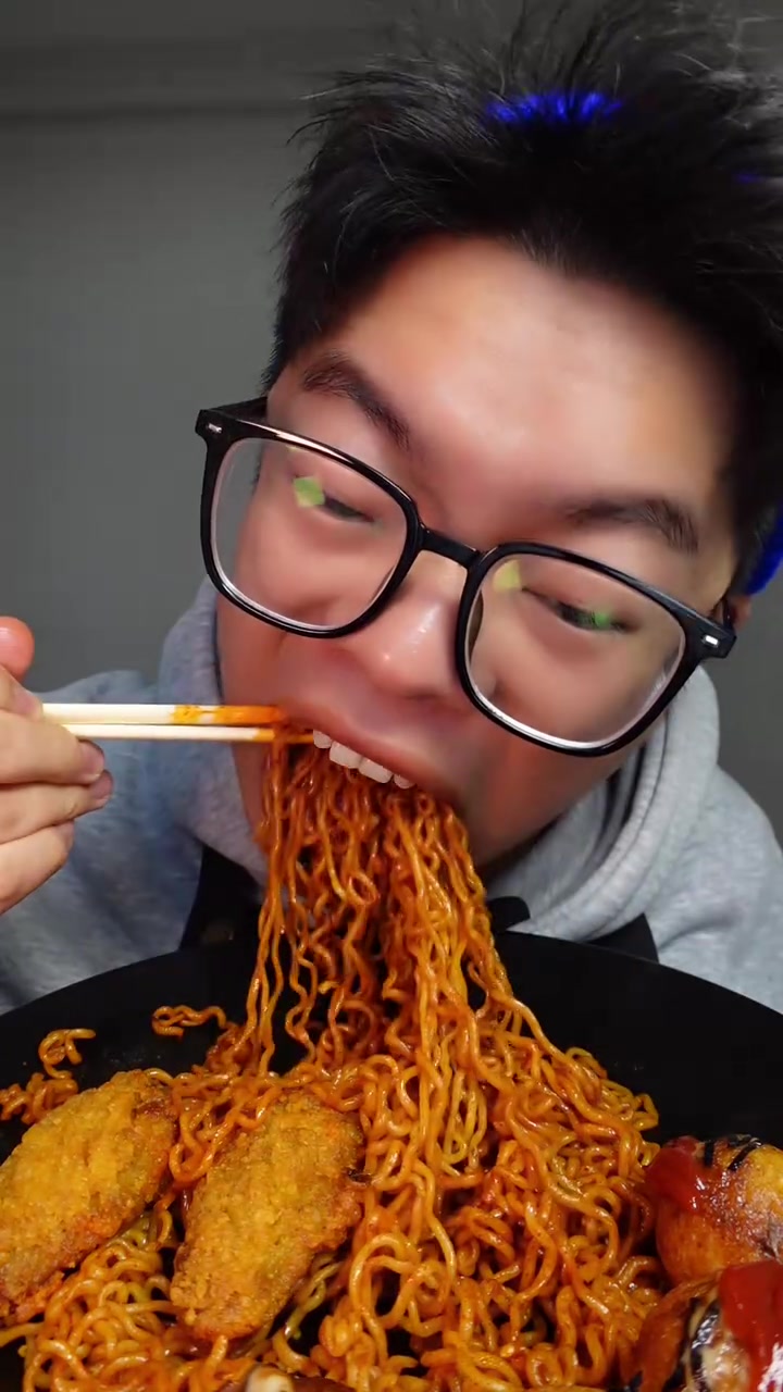 火鸡面、炸鸡翅、章鱼小丸子，太幸福啦～