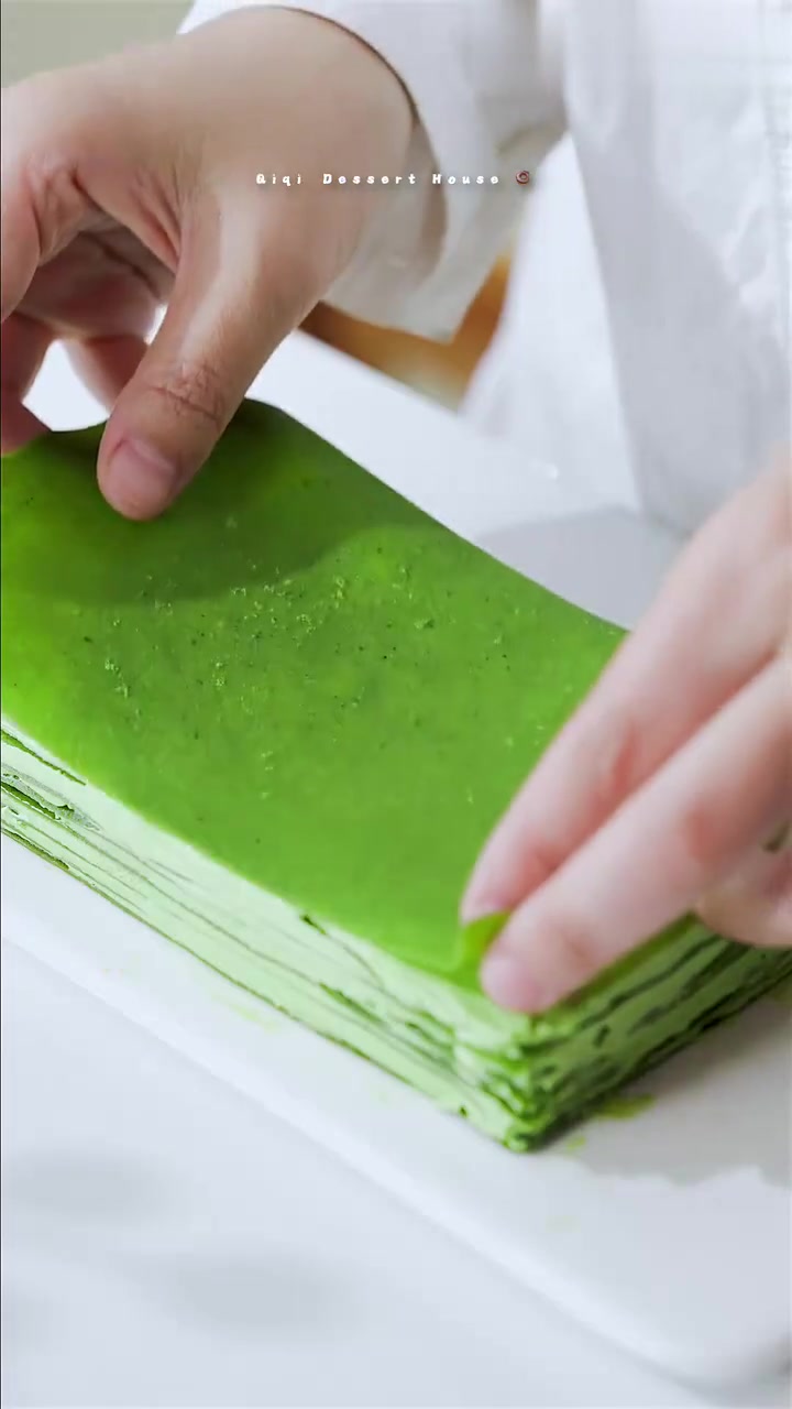 一口清新顺滑的抹茶千层蛋糕，学会它做给你的抹茶公主吃吧～