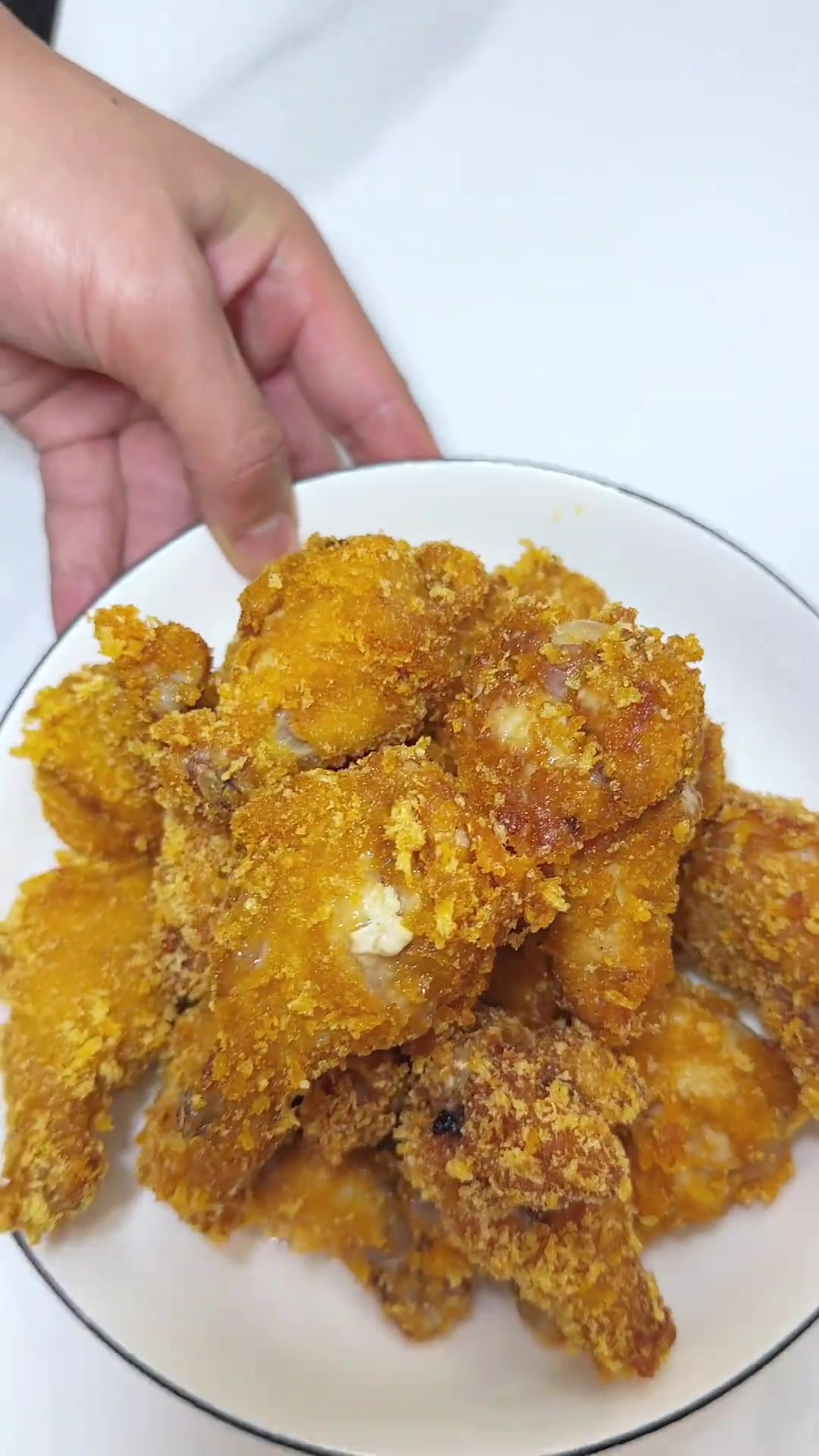 今天去大姑姐家吃饭,大姑姐做了一桌子好菜,油炸鸡翅根是孩他爸做的,都超好吃呢!