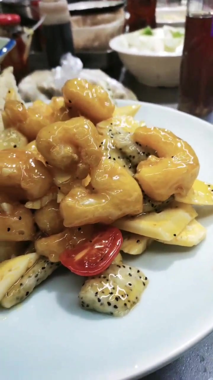 好吃的菜出锅啦，菠萝虾球，小朋友的最爱，上桌