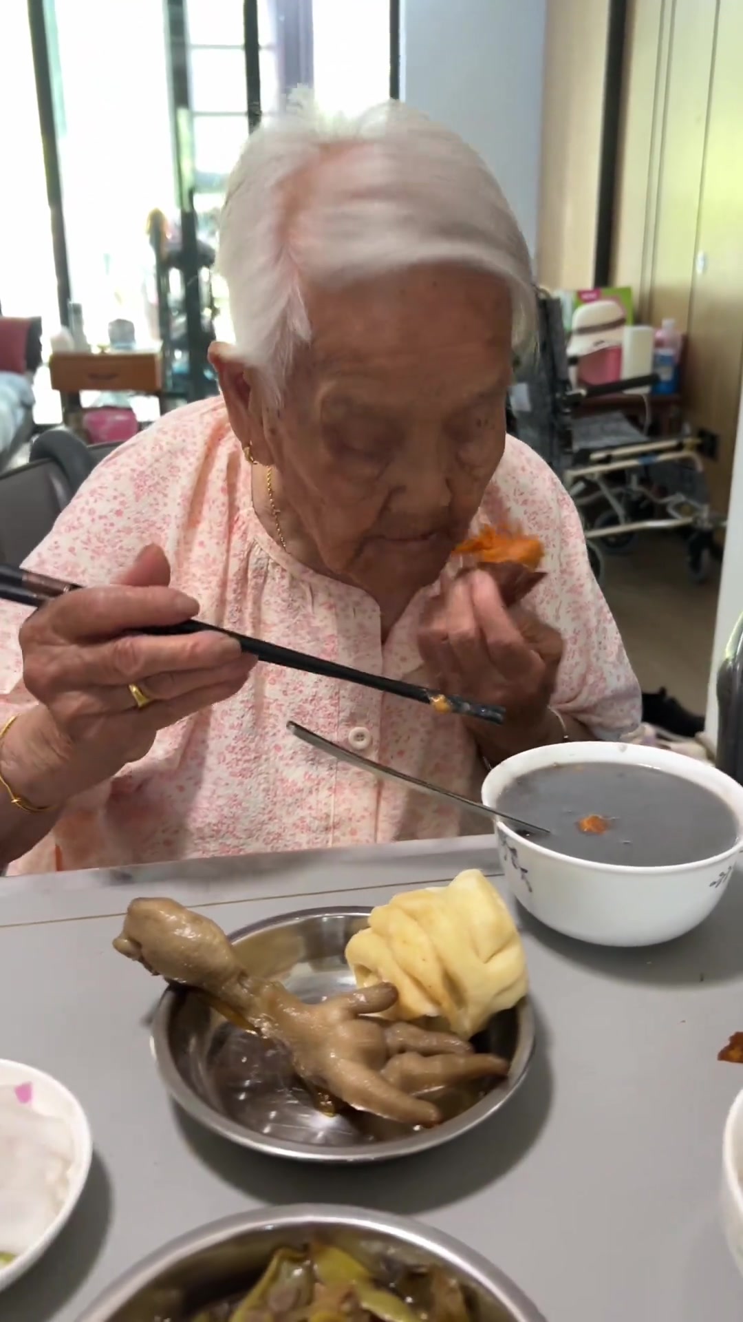 106岁姥姥的日常午餐:小花卷、鸡爪、红薯和芝麻糊
