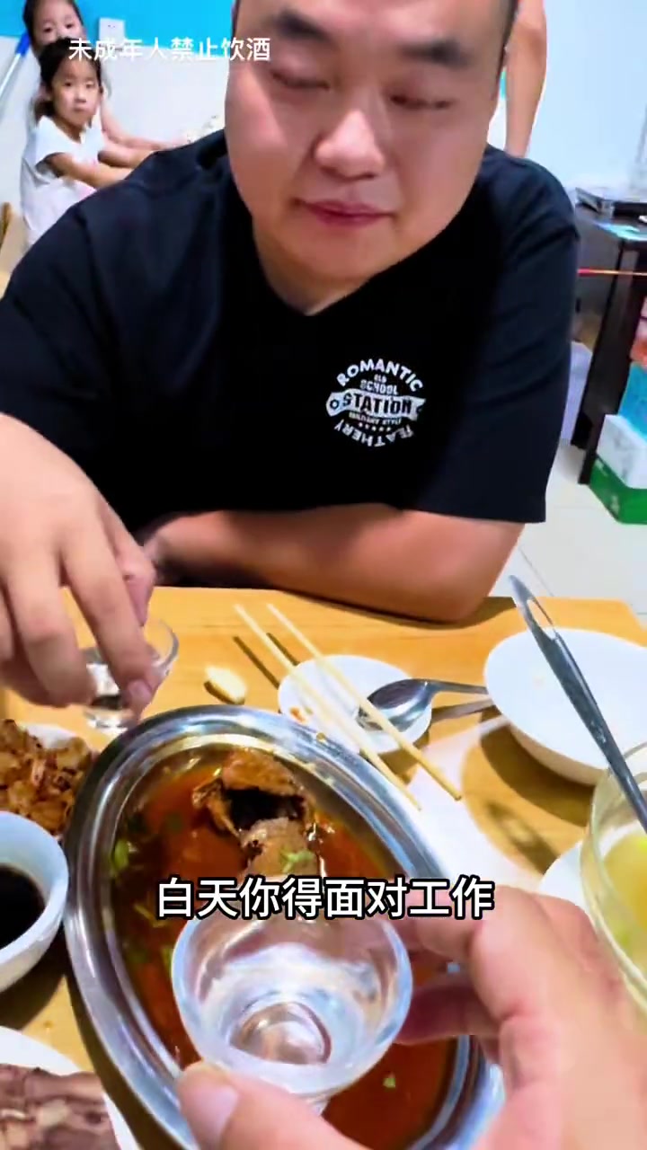 今天收工早,街边吃老太原打卤面,简单又快乐