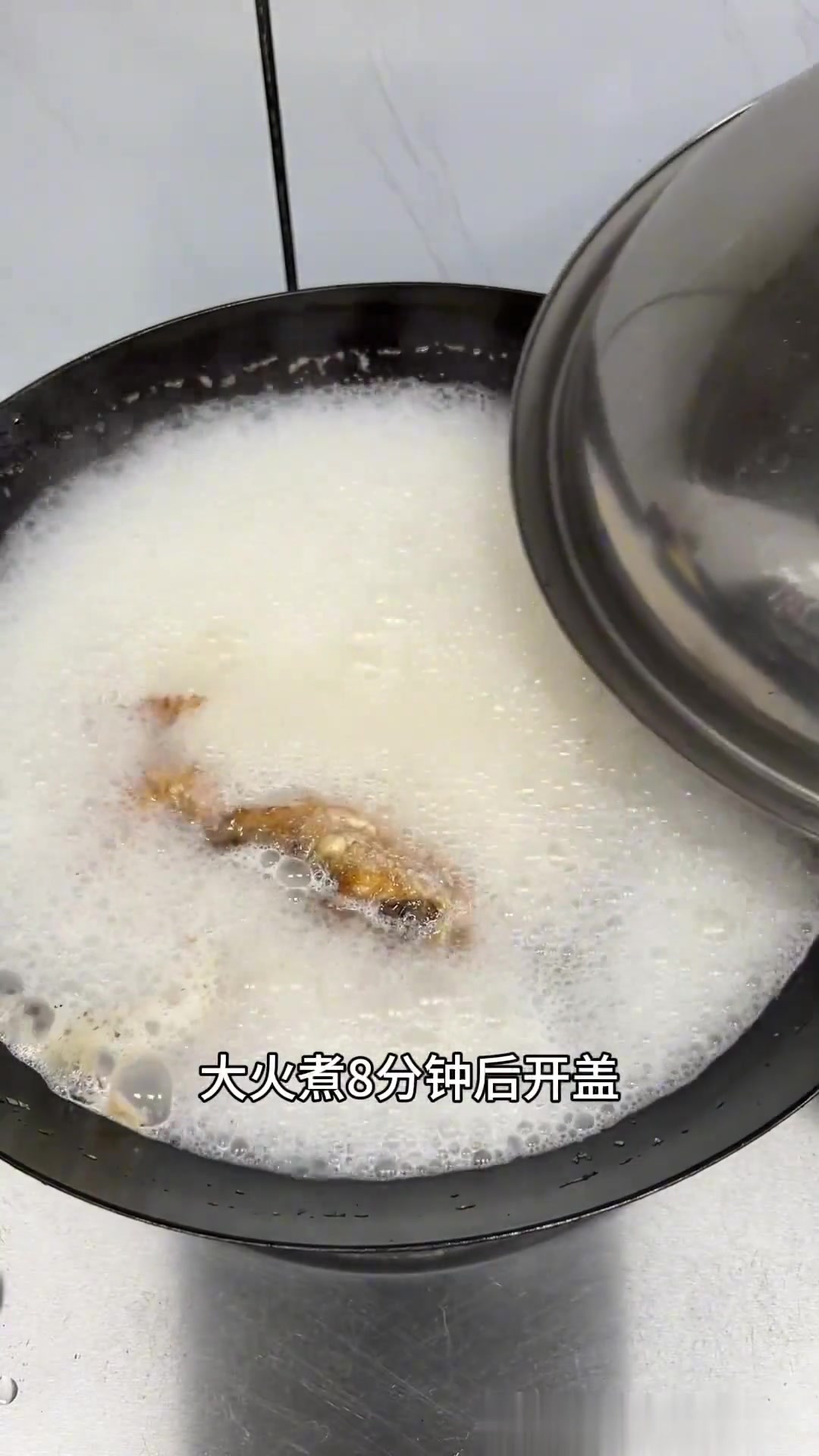 潮汕家常菜白菜豆干鱼头汤，奶白鲜美真好喝